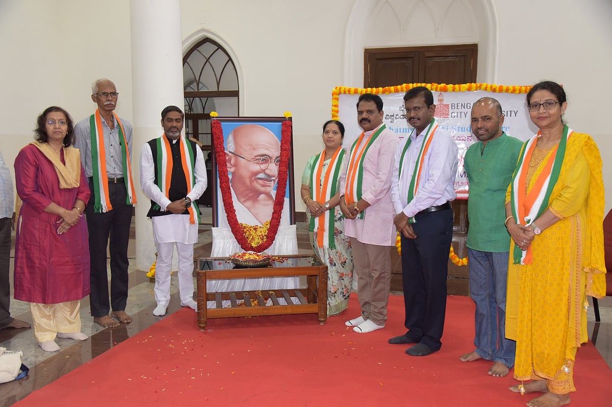 
ಬೆಂಗಳೂರು: ನಗರದ ವಿವಿಧೆಡೆ ಗಾಂಧಿ ಜಯಂತಿ ಆಚರಣೆ