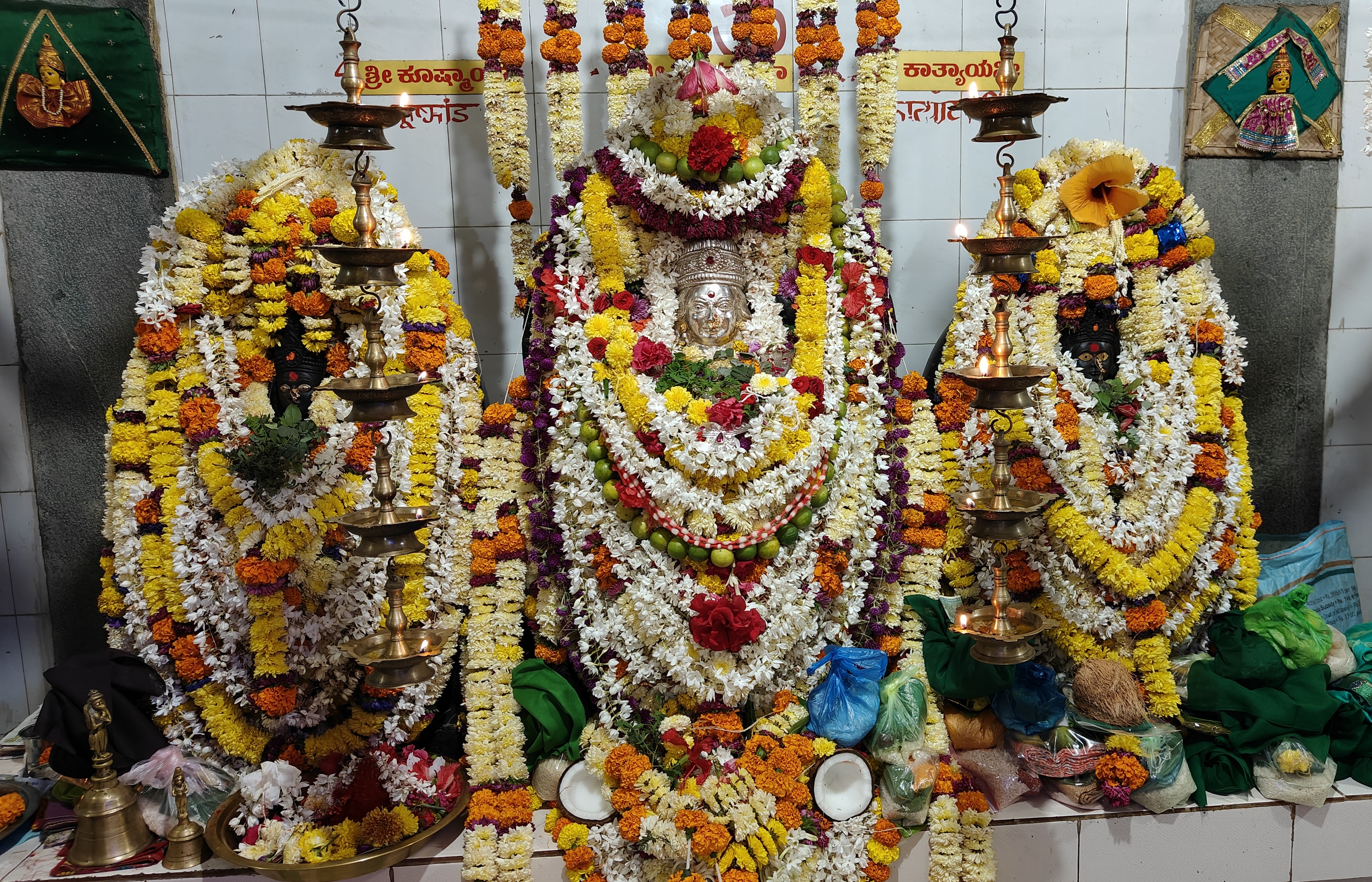 ಹಾವೇರಿಯ ರೈಲ್ವೆ ನಿಲ್ದಾಣ ಬಳಿಯ ಹಕ್ಕಲಮರಿಯಮ್ಮ ನವದುರ್ಗಾ ಹಾಗೂ ದೇವಿ ಪಂಚಾಯತ್‌ನ ದೇವಸ್ಥಾನದಲ್ಲಿ ನಾಡಹಬ್ಬ ವಿಜಯದಶಮಿ ನಿಮಿತ್ತ ದೇವಿ ಮೂರ್ತಿಗಳಿಗೆ ಗುರುವಾರ ವಿಶೇಷ ಅಲಂಕಾರ ಮಾಡಲಾಗಿತ್ತು