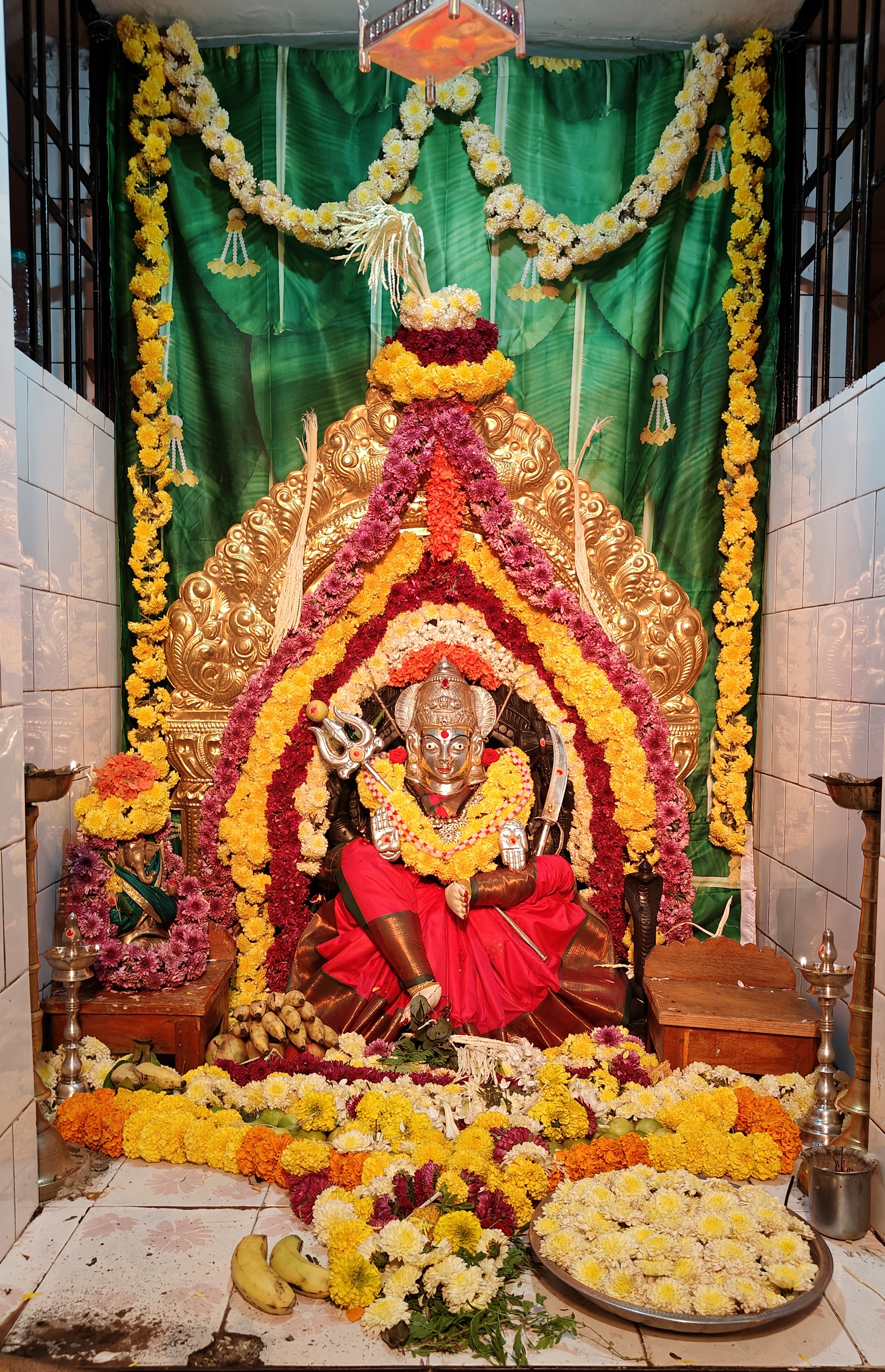 ಹಾವೇರಿಯ ಹಳೇ ಪಿ.ಬಿ. ರಸ್ತೆಯ ಶಿವಾಜಿನಗರದಲ್ಲಿರುವ ಭುವನೇಶ್ವರಿ (ವಡ್ಡಮ್ಮ) ದೇವಿ ದೇವಸ್ಥಾನದಲ್ಲಿ ವಿಜಯದಶಮಿ ನಿಮಿತ್ತ ದೇವಿ ಮೂರ್ತಿಗೆ ಗುರುವಾರ ವಿಶೇಷ ಅಲಂಕಾರ ಮಾಡಲಾಗಿತ್ತು