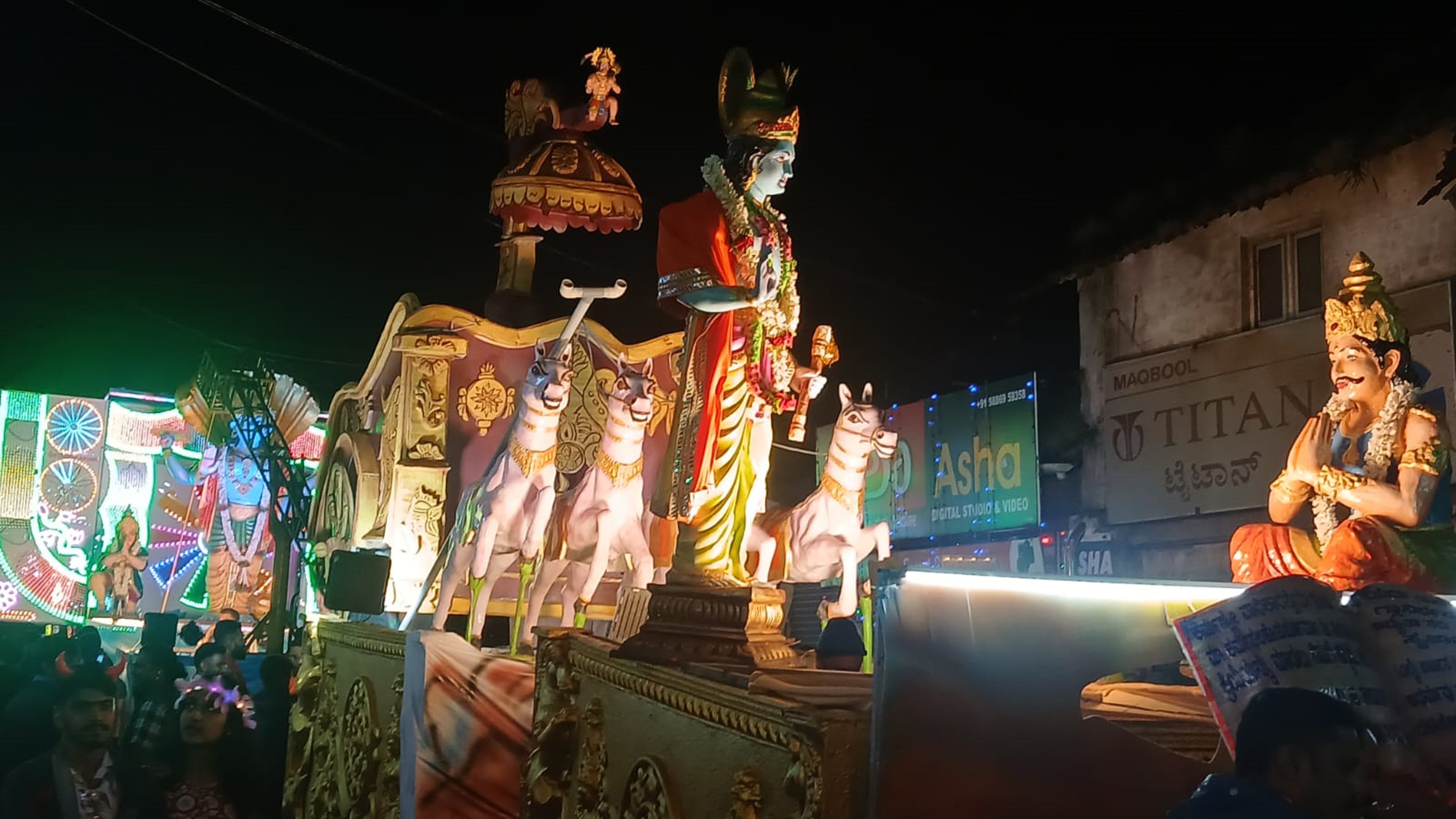 ಮಡಿಕೇರಿಯಲ್ಲಿ ಗುರುವಾರ ರಾತ್ರಿ ‘ಕೃಷ್ಣನಿಂದ ಗೀತೋಪದೇಶ’ ಕಥಾವಸ್ತುವನ್ನು ಪ್ರದರ್ಶಿಸುತ್ತಾ ಪೇಟೆ ಶ್ರೀರಾಮಮಂದಿರದ ಮಂಟಪವು ‘ಬೆಳಕಿನ ದಸರೆ’ಗೆ ಚಾಲನೆ ನೀಡಿತು  ಪ್ರಜಾವಾಣಿ ಚಿತ್ರ/ರಂಗಸ್ವಾಮಿ