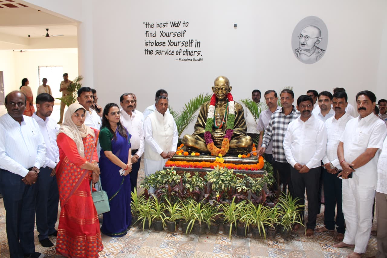 ದೇವನಹಳ್ಳಿಯ ಬೊಮ್ಮವಾರದಲ್ಲಿರುವ ಗಾಂಧಿ ಭವನವನ್ನು ಜಿಲ್ಲಾ ಉಸ್ತುವಾರಿ ಸಚಿವ ಕೆ.ಎಚ್‌.ಮುನಿಯಪ್ಪ ಸೇರಿದಂತೆ ಗಣ್ಯರು ಲೋಕಾರ್ಪಣೆ ಮಾಡಿದರು.