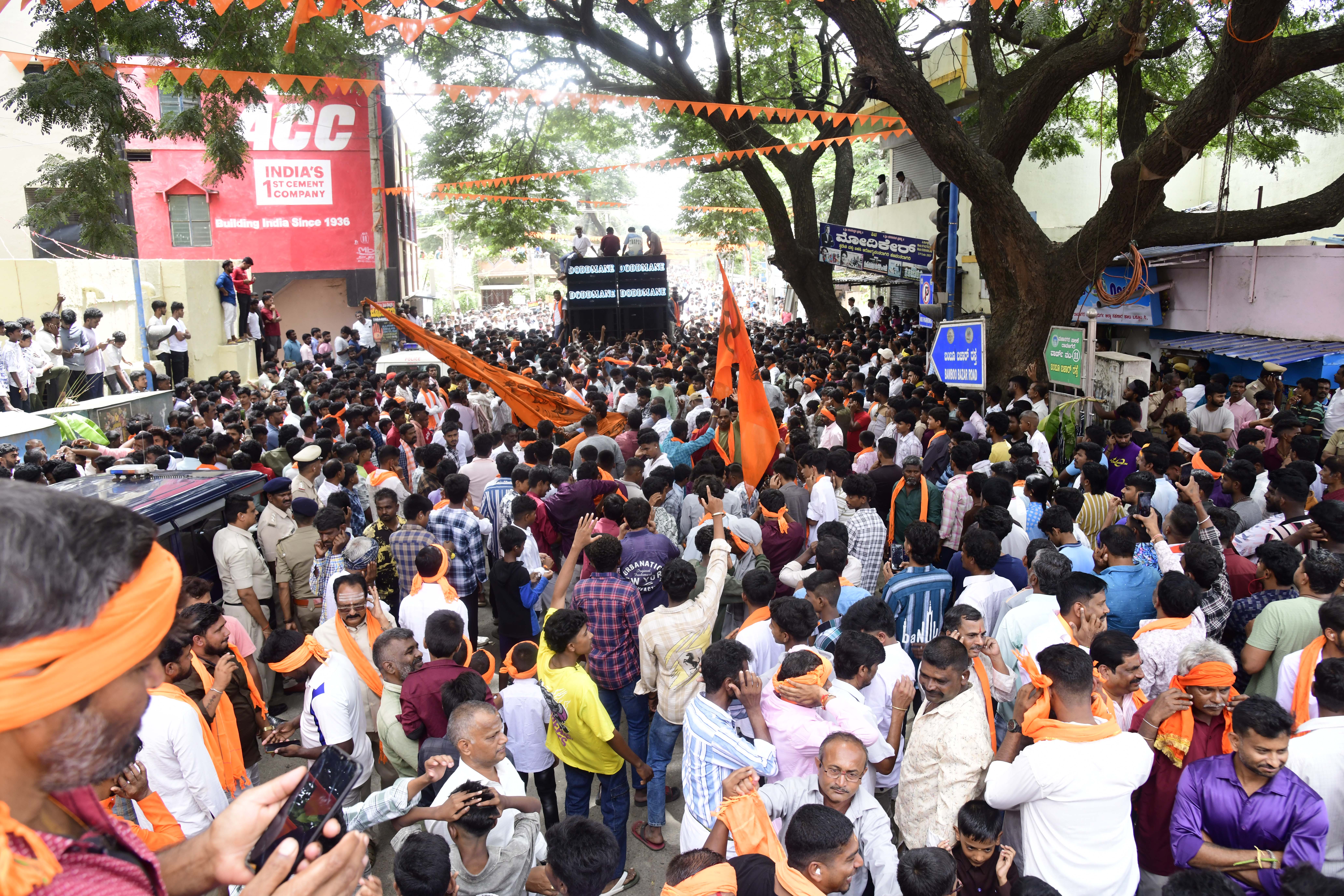 ದಾವಣಗೆರೆಯಲ್ಲಿ ವಿಜಯದಶಮಿ ಅಂಗವಾಗಿ ಗುರುವಾರ ಏರ್ಪಡಿಸಿದ್ದ ಶೋಭಾಯಾತ್ರೆಯಲ್ಲಿ ಡಿ.ಜೆ. ಹಾಡಿಗೆ ಕುಣಿದು ಕುಪ್ಪಳಿಸಿದ ಯುವಪಡೆ