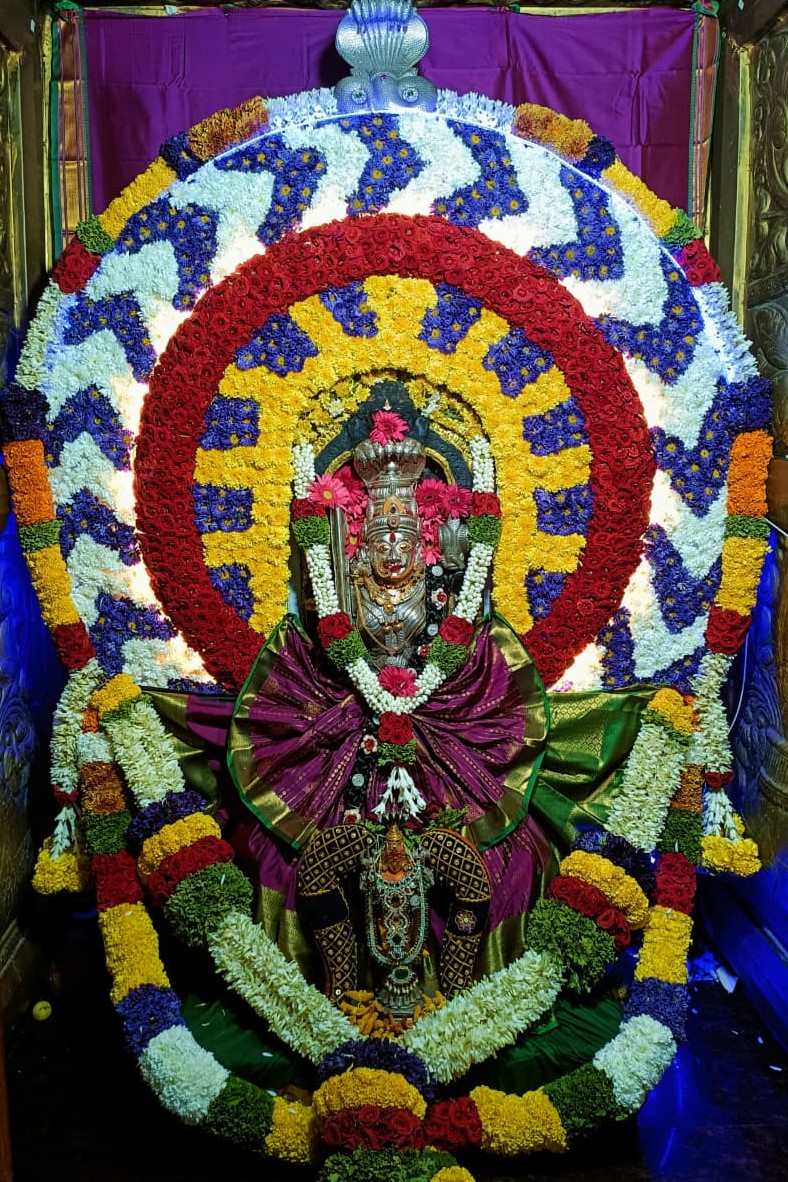 ಹೂವಿನ ಅಲಂಕಾರದಲ್ಲಿ ಕಣಿವೆ ಮಾರಮ್ಮ 