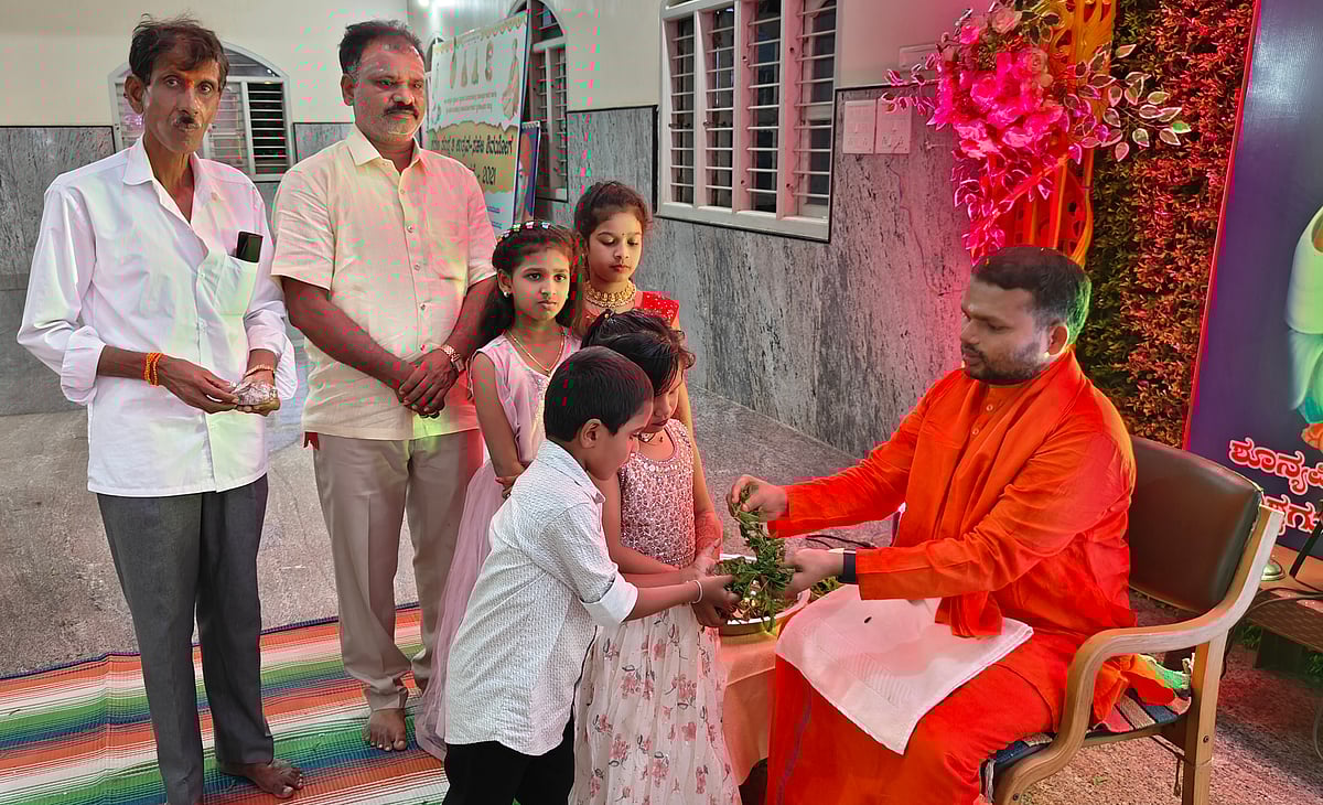 ಹಾವೇರಿ: ‘ಬನ್ನಿ’ ಕೊಟ್ಟು ‘ಬಂಗಾರ’ವೆಂದ ಜನ