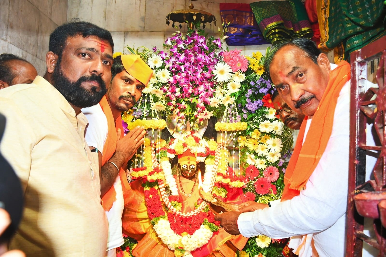 ಕಲಬುರಗಿ ನಗರ ಕುಂಬಾರಗಲ್ಲಿಯ ಮಹಾಲಕ್ಷ್ಮಿ ಮಂದಿರದಲ್ಲಿ ದಸರಾ ಉತ್ಸವ ಪ್ರಯುಕ್ತ ದೇವಿಗೆ ಶಾಸಕ ಅಲ್ಲಮಪ್ರಭು ಪಾಟೀಲ ಪೂಜೆ ಮಾಡಿದರು. ಮಹಾಲಕ್ಷ್ಮಿ ಟ್ರಸ್ಟ್ ಅಧ್ಯಕ್ಷ ಪದಾಧಿಕಾರಿಗಳು ಭಕ್ತರು ಮತ್ತು ಸ್ಥಳೀಯರು ಪಾಲ್ಗೊಂಡಿದ್ದರು