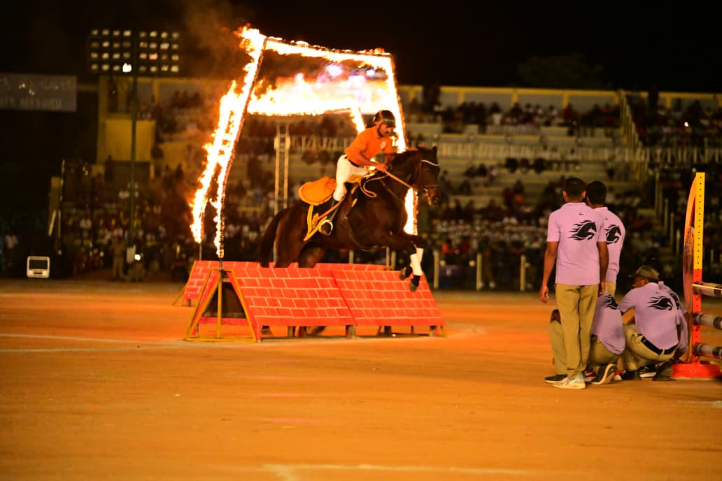 ಬೆಂಕಿಯ ರಿಂಗ್‌ನಲ್ಲಿ ಹಾರಿದ ಅಶ್ವರೋಹಿ ಪಡೆಯ ಪೊಲೀಸ್
