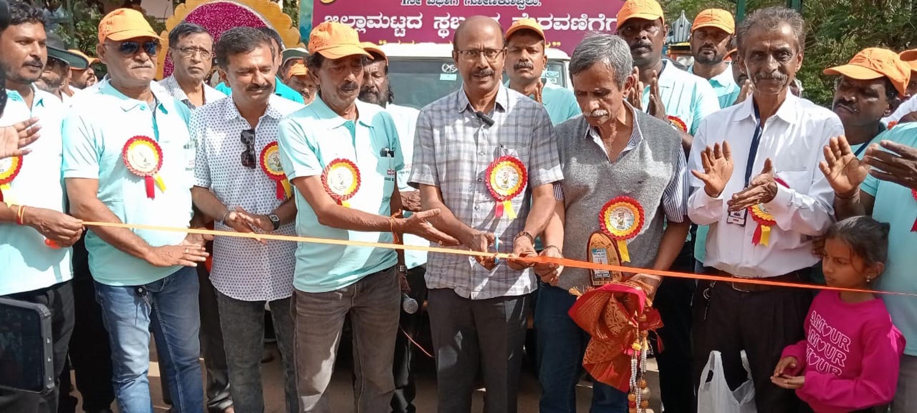 ಜಿಲ್ಲಾ ವಾಣಿಜ್ಯೋಮದ ಸಂಸ್ಥೆ ಅಧ್ಯಕ್ಷ ನಾಂಗೇಂದ್ರ ಪ್ರಸಾದ್ ಮೆರವಣಿಗೆ ಉದ್ಘಾಟಿಸಿದರು. ಸ್ಥಳೀಯ ವಾಣಿಜ್ಯೋದ್ಯಮಿ ಕೊಳ್ಳಿಮಾಡ ಅಜಿತ್ ಅಯ್ಯಪ್ಪ ದಸರಾ ನಾಡಹಬ್ಬ ಸಮಿತಿ ಅಧ್ಯಕ್ಷ ಪ್ರಭಾಕರ್ ನೆಲ್ಲಿತ್ತಾಯ ಭಾಗವಹಿಸಿದ್ದರು