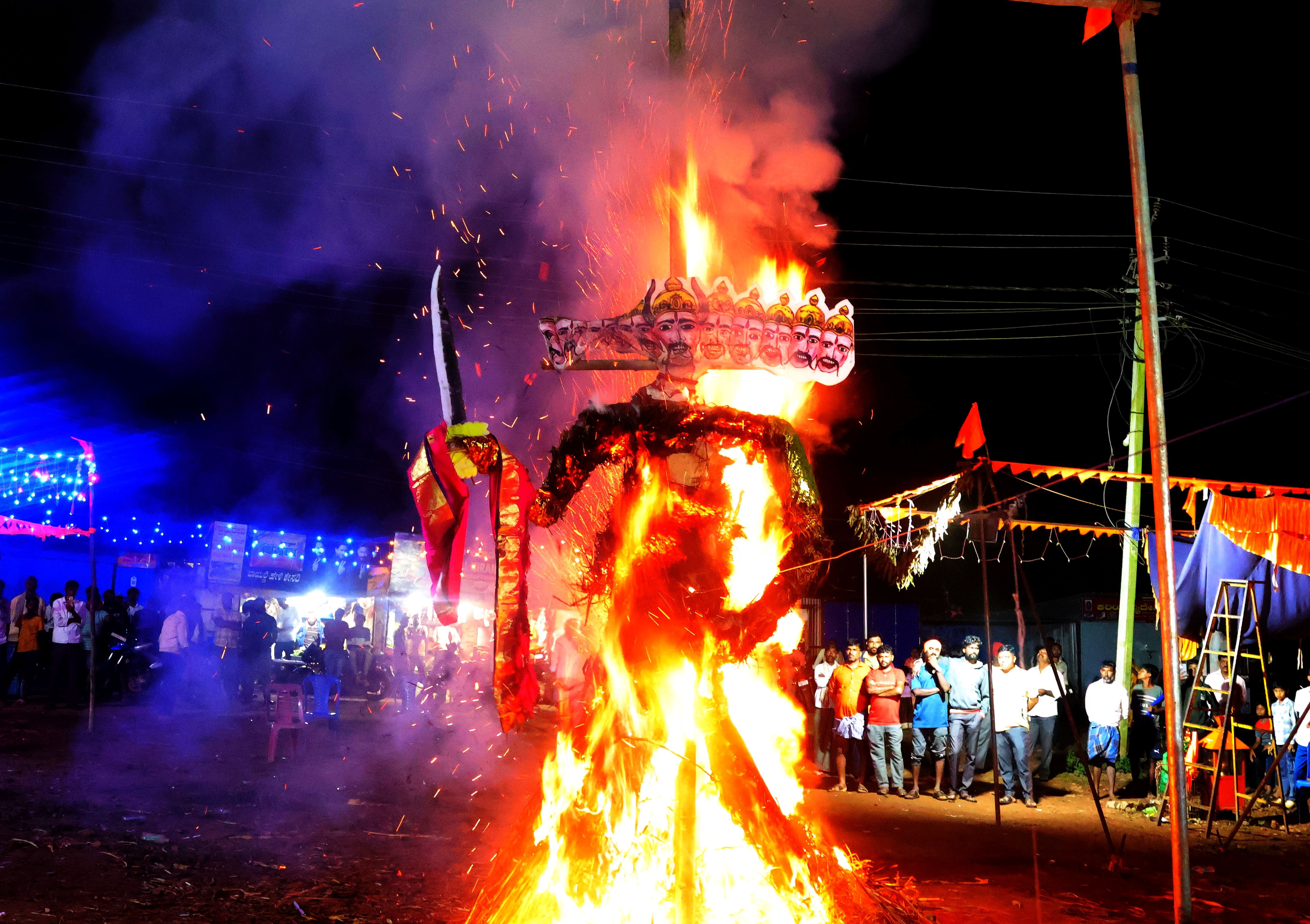 ಕಲಘಟಗಿ ತಾಲ್ಲೂಕಿನ ಮಿಶ್ರಿಕೋಟೆಯಲ್ಲಿ ರಾವಣದಹನ ನೆರವೇರಿಸಲಾಯಿತು