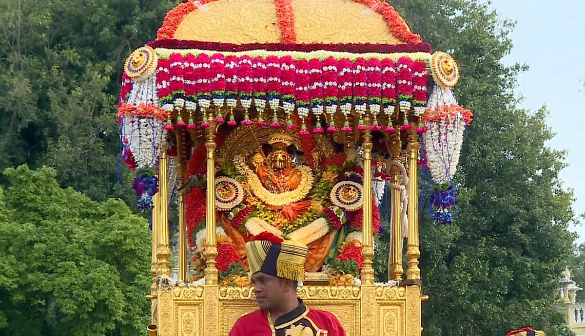 Mysuru Dasara | ಚಿನ್ನದ ಅಂಬಾರಿ ಹೊತ್ತು ಸಾಗಿದ ಅಭಿಮನ್ಯು; ಚಿತ್ರಗಳಲ್ಲಿ ನೋಡಿ