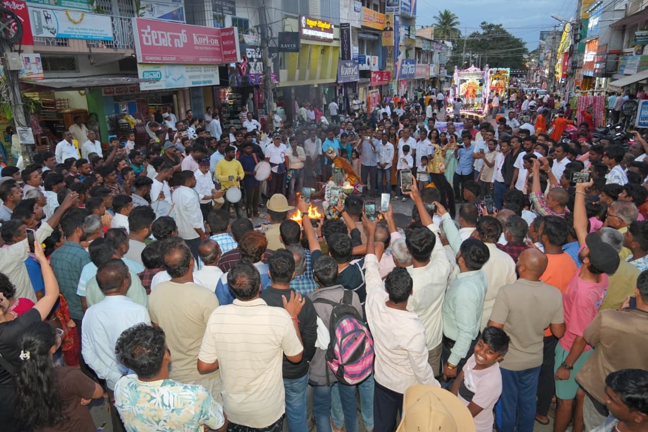 ಮಂಡ್ಯದಲ್ಲಿ ಗುರುವಾರ ನಡೆದ ಮೆರವಣಿಗೆ ನೋಟ