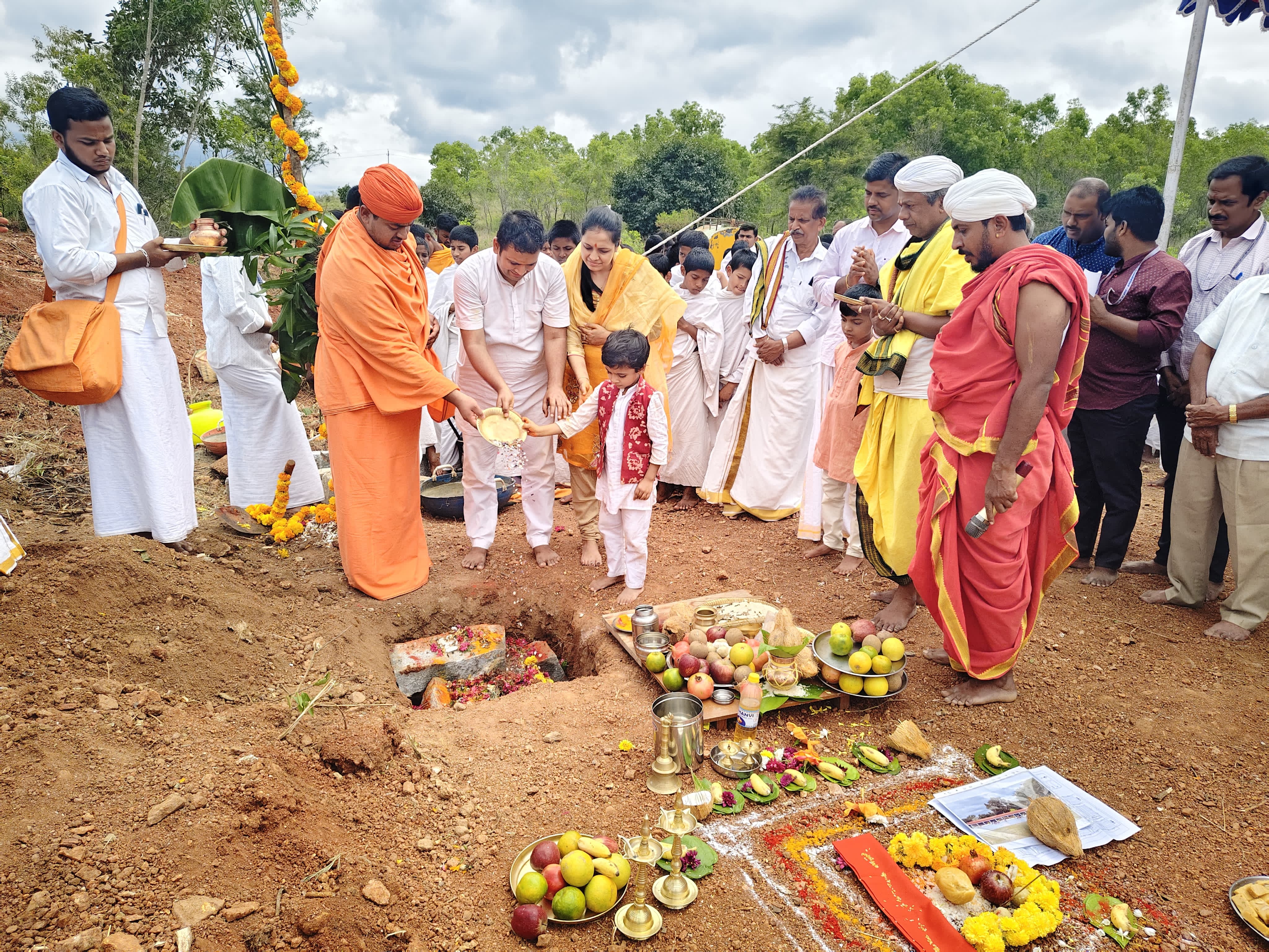 ಶ್ರವಣಬೆಳಗೊಳದ ಹೊರ ವಲಯದಲ್ಲಿರುವ ಧವಲತೀರ್ಥಂನ ಸಂಕೀರ್ಣದಲ್ಲಿ ಪಾರಂಪರಿಕ ಗುರುಕುಲ ನಿರ್ಮಾಣ ಕಾಮಗಾರಿಗೆ ಕ್ಷೇತ್ರದ ಪೀಠಾಧಿಪತಿಗಳಾದ ಸ್ವಸ್ತಿಶ್ರೀ ಅಭಿನವ ಚಾರುಕೀರ್ತಿ ಭಟ್ಟಾರಕ ಸ್ವಾಮೀಜಿ ನೆರವೇರಿಸಿದ ಸಂದರ್ಭದಲ್ಲಿ ದಾನಿಗಳಾದ ರಾಜಸ್ಥಾನದ ಕವೀಶ್ ಜೈನ್ ಕೃತಿ ಜೈನ್ ಕಿಯಾಂಶ್ ಜೈನ್ ಇತರರು ಪಾಲ್ಗೊಂಡಿದ್ದರು