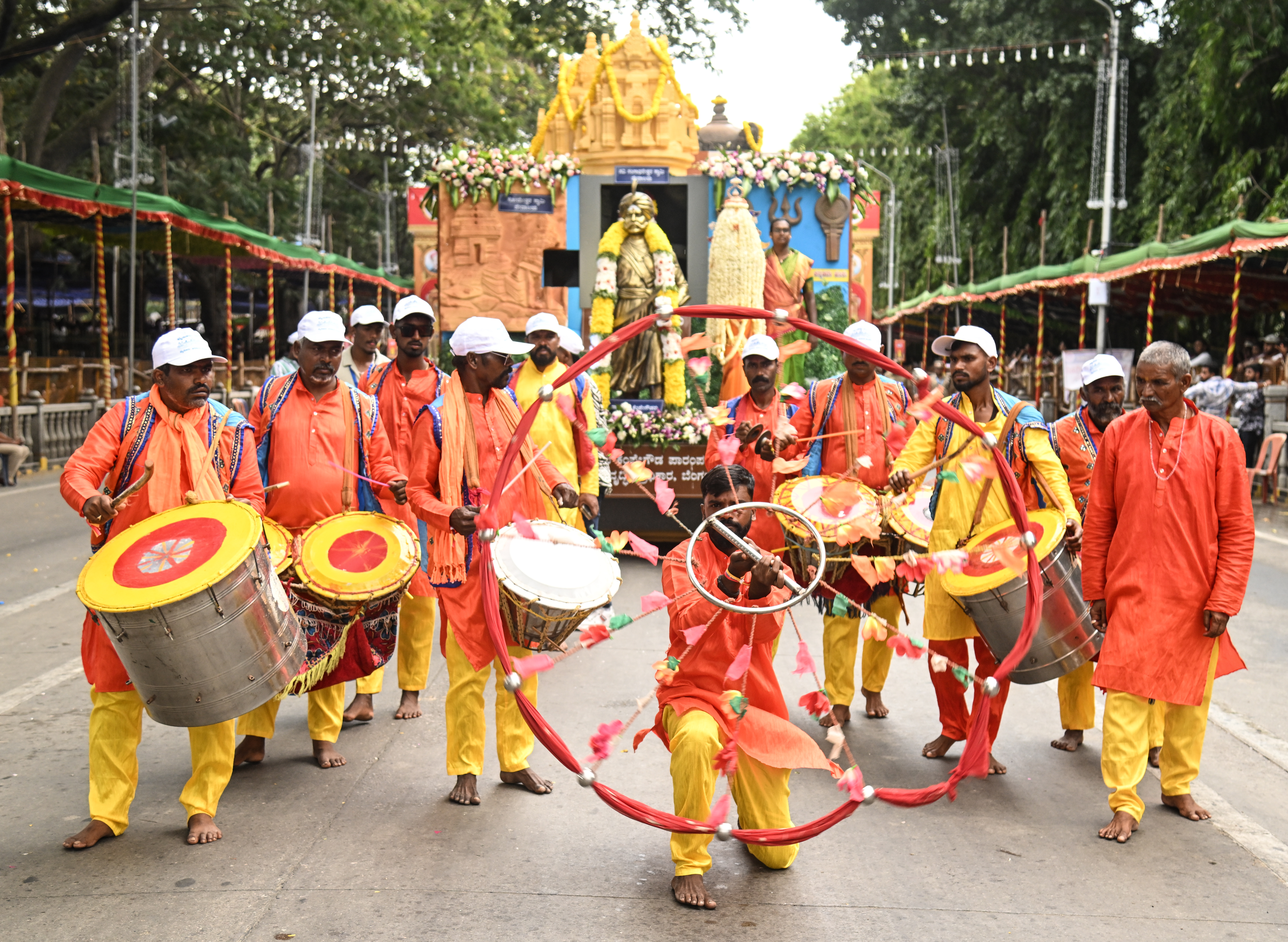 ಜಂಬೂ ಸವಾರಿ ಮೆರವಣಿಗೆಯಲ್ಲಿ ಪ್ರದರ್ಶನ ನೀಡಿದ ಕಲಾವಿದರು 