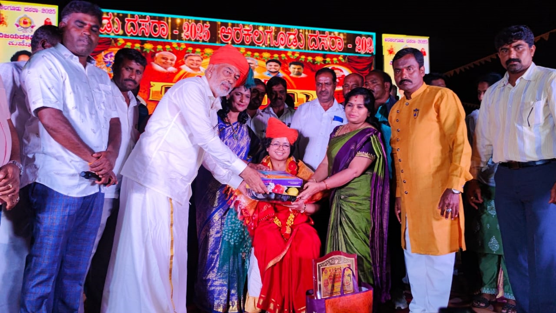 ಅರಕಲಗೂಡಿನಲ್ಲಿ ನಡೆದ ದಸರಾ ಕಾರ್ಯಕ್ರಮದಲ್ಲಿ ಬುಕರ್ ಪ್ರಶಸ್ತಿ ವಿಜೇತ ಸಾಹಿತಿ ದೀಪಾ ಭಾಸ್ತಿ ಅವರನ್ನು ಸನ್ಮಾನಿಸಲಾಯಿತು