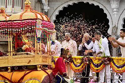 ತಾಯಿ ಚಾಮುಂಡೇಶ್ವರಿ ಉತ್ಸವ ಮೂರ್ತಿಗೆ ಪುಷ್ಪಾರ್ಚನೆ ಸಲ್ಲಿಸಿದ ಸಿಎಂ– ಡಿಸಿಎಂ 