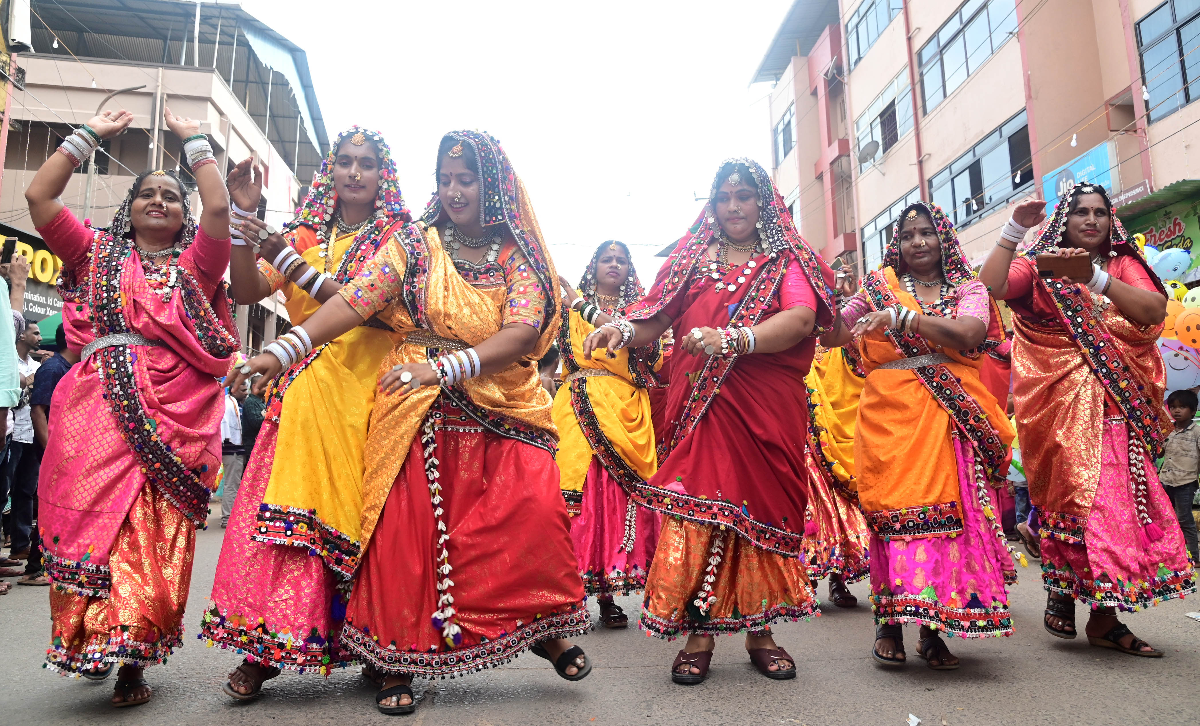ಮಂಗಳೂರು ದಸರಾ ಮೆರವಣಿಗೆಯಲ್ಲಿ ಗಮನ ಸೆಳೆದ ಲಂಬಾಣಿ ಕುಣಿತ: ಪ್ರಜಾವಾಣಿ ಚಿತ್ರ 