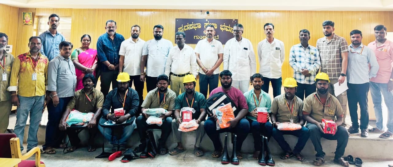 ಗುಂಡ್ಲುಪೇಟೆ ಪಟ್ಟಣ ಪುರಸಭೆ ಕಾರ್ಯಾಲಯದಲ್ಲಿ ಒಳಚರಂಡಿ ಕಾರ್ಮಿಕರಿಗೆ ಸುರಕ್ಷತಾ ಕಿಟ್ ಗಳನ್ನು ವಿತರಿಸಲಾಯಿತು.