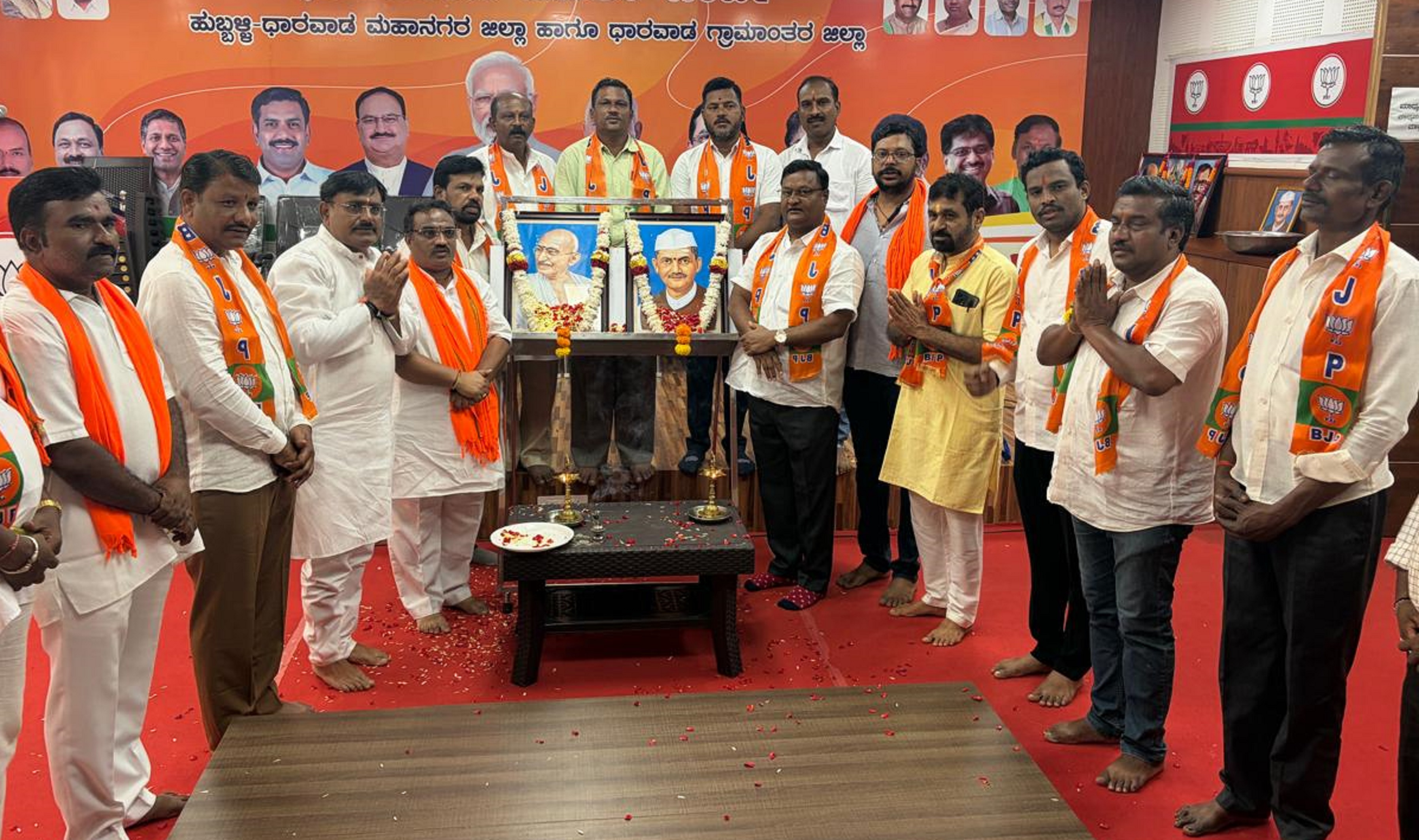 ಹುಬ್ಬಳ್ಳಿಯ ಬಿಜೆಪಿ ಕಚೇರಿಯಲ್ಲಿ ಗಾಂಧೀಜಿ ಹಾಗೂ ಶಾಸ್ತ್ರೀಜಿ ಭಾವಚಿತ್ರಕ್ಕೆ ಪಕ್ಷದ ಮುಖಂಡರು ನಮಿಸಿದರು