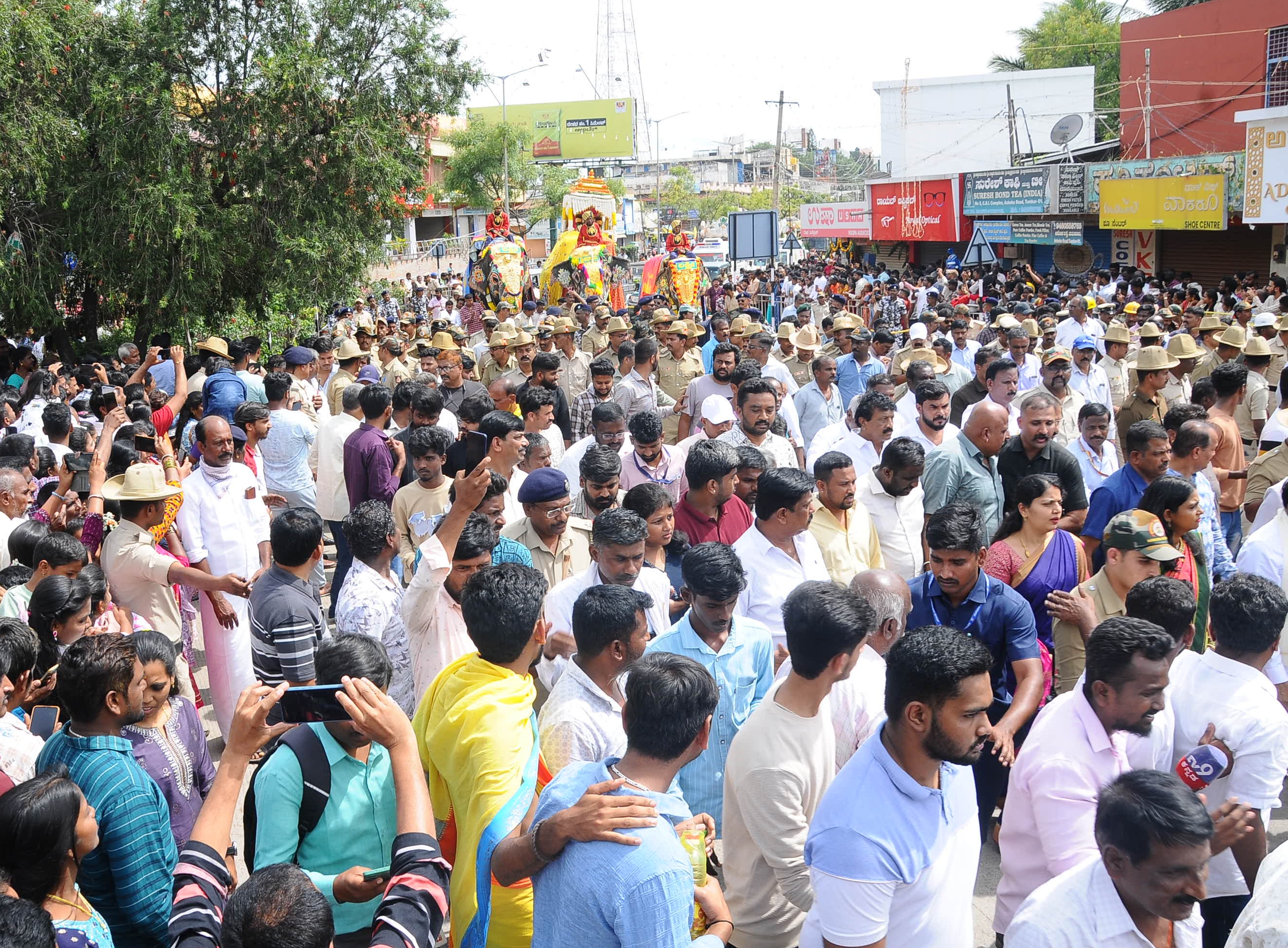 ಅಂಬಾರಿ ಮೆರವಣಿಗೆಯಲ್ಲಿ ಭಾಗವಹಿಸಿದ್ದ ಸಾರ್ವಜನಿಕರು