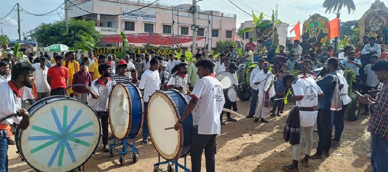 ಕೊಂಡರಾಜನಹಳ್ಳಿಯಲ್ಲಿ ಗ್ರಾಮೀಣ ದಸರೆ ಪ್ರಯುಕ್ತ ನೂರಾರು ಮಂದಿ ಪಾಲ್ಗೊಂಡಿದ್ದರು