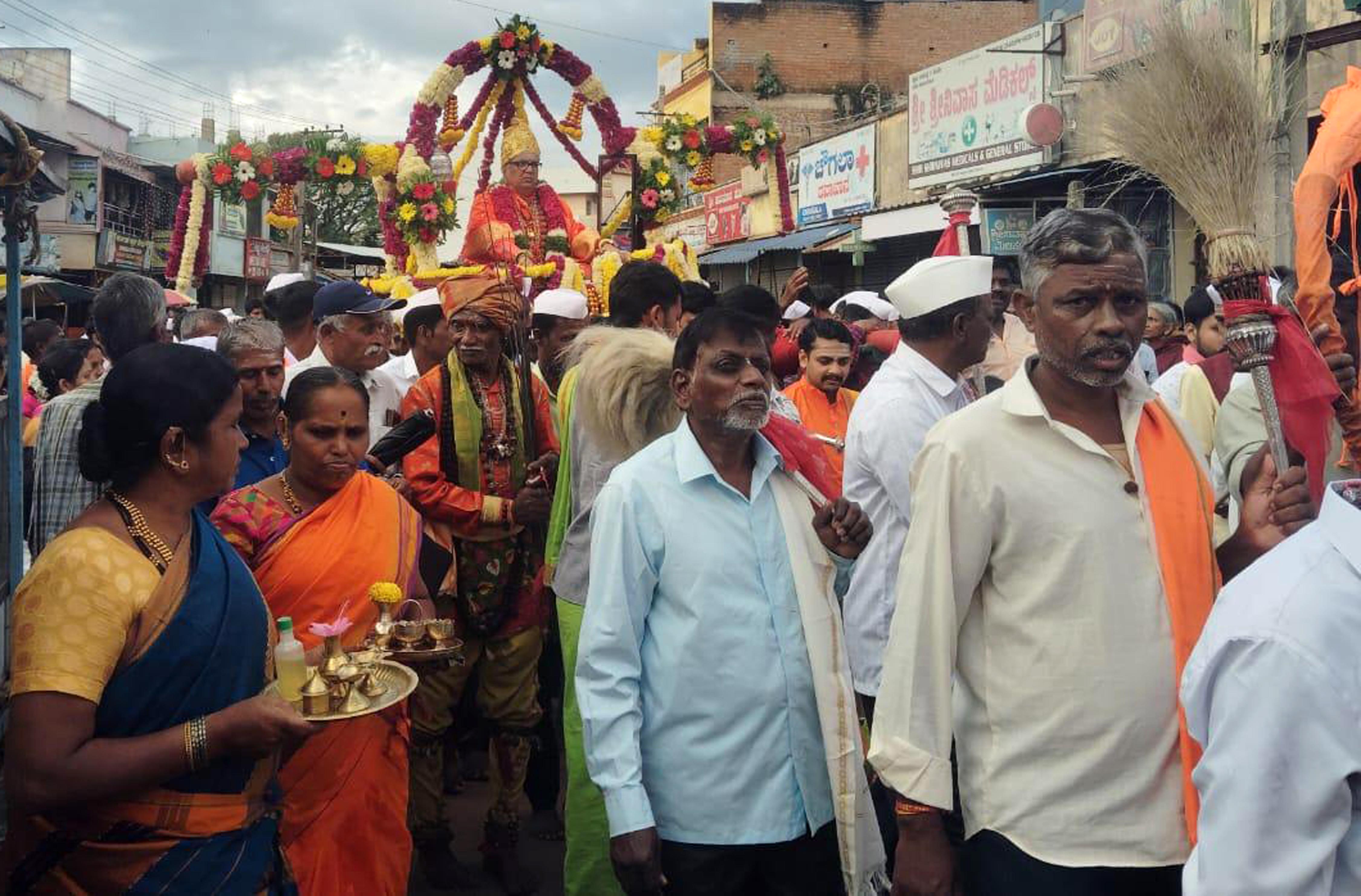 ಹುಕ್ಕೇರಿ ಹಿರೇಮಠದ ದಸರಾ ಉತ್ಸವ ಅಂಗವಾಗಿ ಗುರುವಾರ ಚಂದ್ರಶೇಖರ ಸ್ವಾಮೀಜಿಯವರ ಅಡ್ಡಪಲ್ಲಕ್ಕಿ ಉತ್ಸವ ಜರುಗಿತು