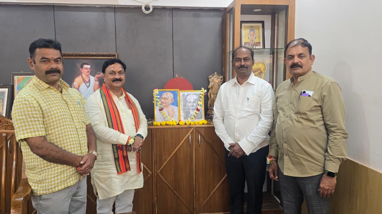 ಶಾಸಕ ಮಹೇಶ ಟೆಂಗಿನಕಾಯಿ ಅವರ ಹುಬ್ಬಳ್ಳಿಯ ಕಾರ್ಯಾಲಯದಲ್ಲಿ ಗಾಂಧೀಜಿ ಹಾಗೂ ಶಾಸ್ತ್ರೀಜಿ ಜಯಂತಿ ಆಚರಿಸಲಾಯಿತು