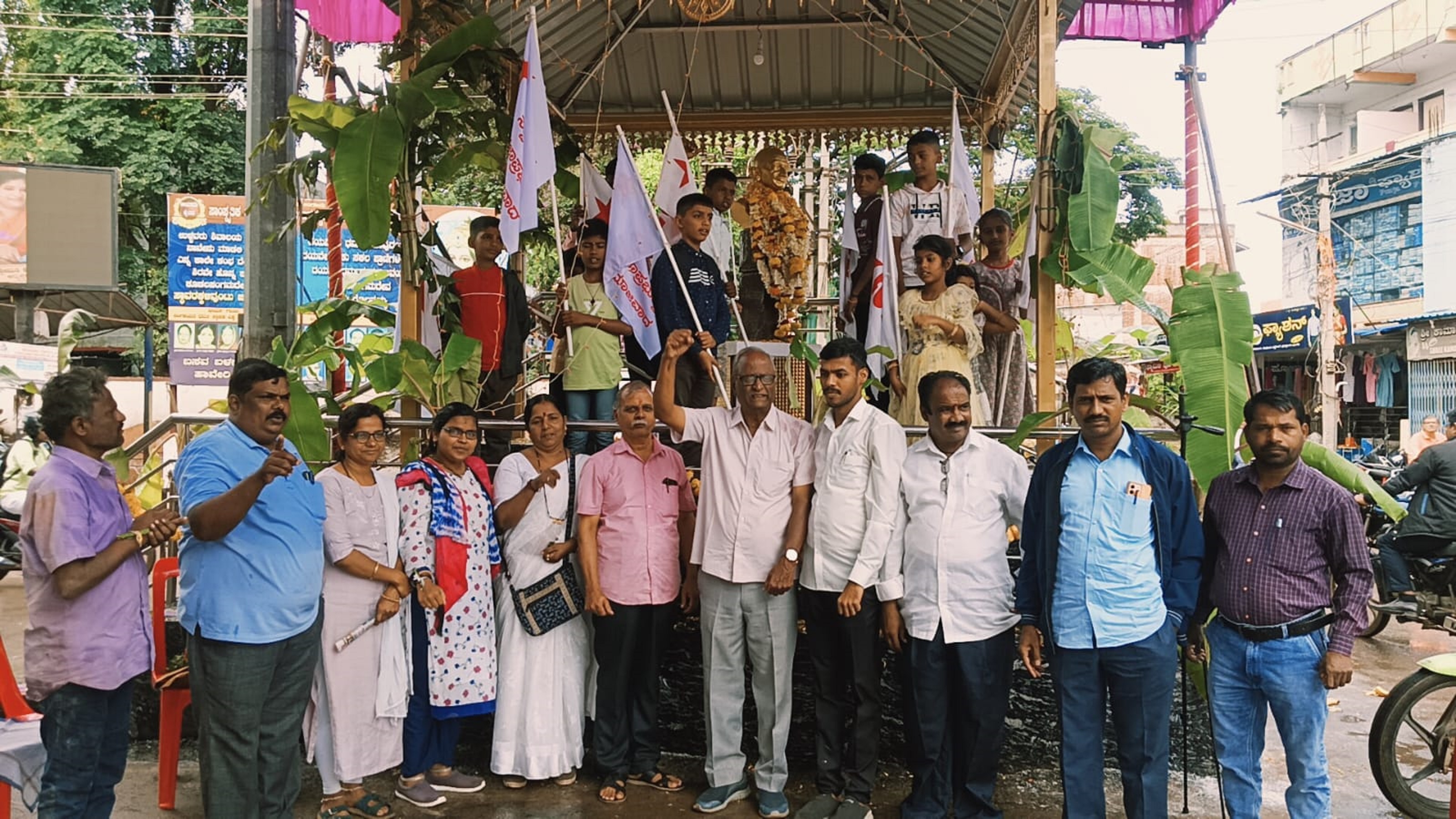 ಎಸ್ಎಫ್ಐ ಡಿವೈಎಫ್ಐ ಬಾಲ ಸಂಘಂ ಸಾಹಿತ್ಯ ಕಲಾವಿದರ ಬಳಗ ಪ್ರಗತಿಪರ ಸಂಘಟನೆ ಪದಾಧಿಕಾರಿಗಳು ಹಾವೇರಿಯ ಗಾಂಧಿ ವೃತ್ತದಲ್ಲಿ ಮಹಾತ್ಮಾ ಗಾಂಧೀಜಿ ಅವರ ಪ್ರತಿಮೆಗೆ ಮಾಲಾರ್ಪಣೆ ಮಾಡಿದರು 
