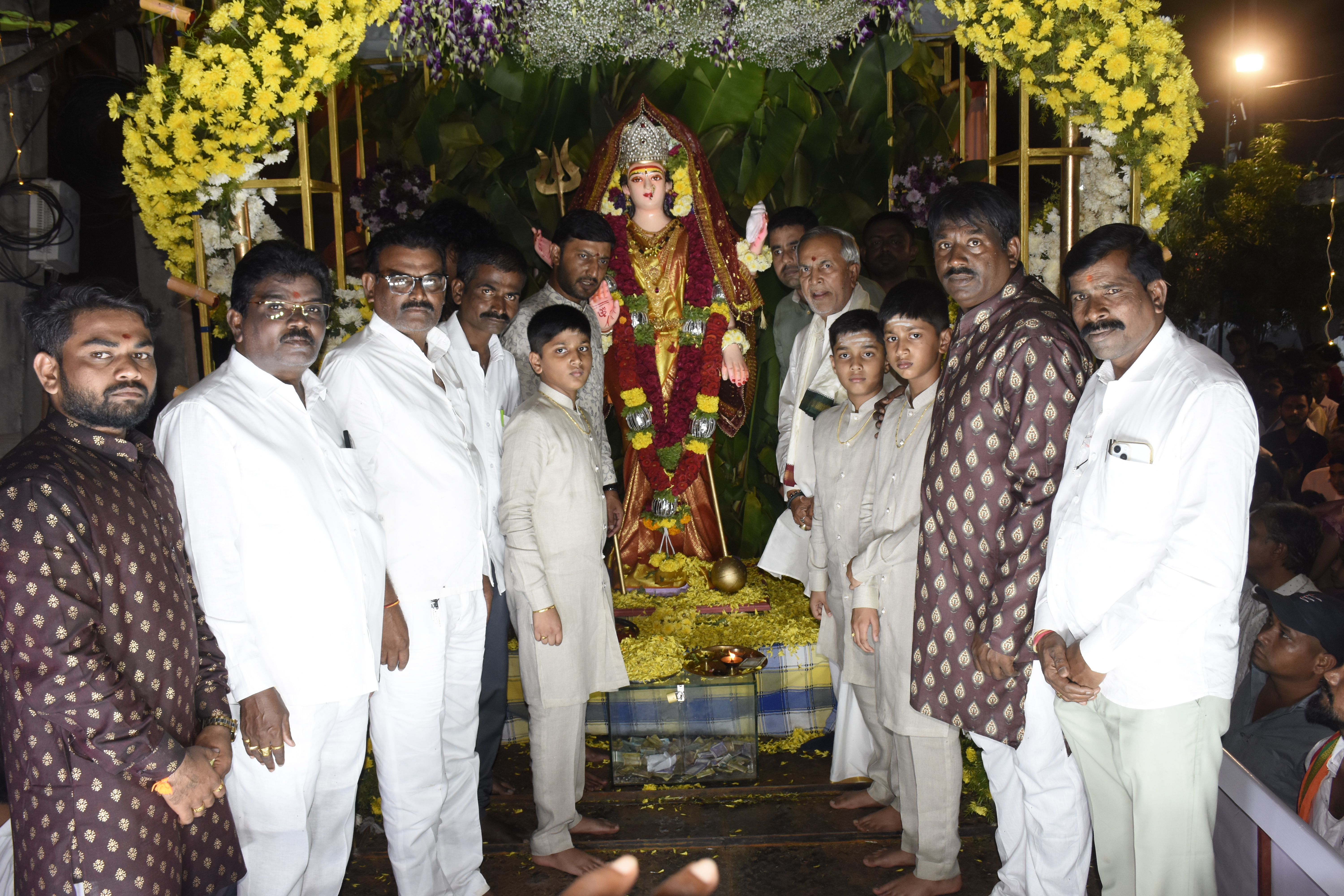 ಯಾದಗಿರಿ ನಗರದ ಅಂಬಾ ಭವಾನಿ ದೇವಸ್ಥಾನಲ್ಲಿ ಪ್ರತಿಷ್ಠಾಪಿಸಲಾದ ದೇವಿಯ ದರ್ಶನವನ್ನು ಗುರುವಾರ ಶಾಸಕ ಚನ್ನಾರೆಡ್ಡಿ ಪಾಟೀಲ ತುನ್ನೂರು ಶರಣಗೌಡ ಕಂದಕೂರ ಪಡೆದರು 