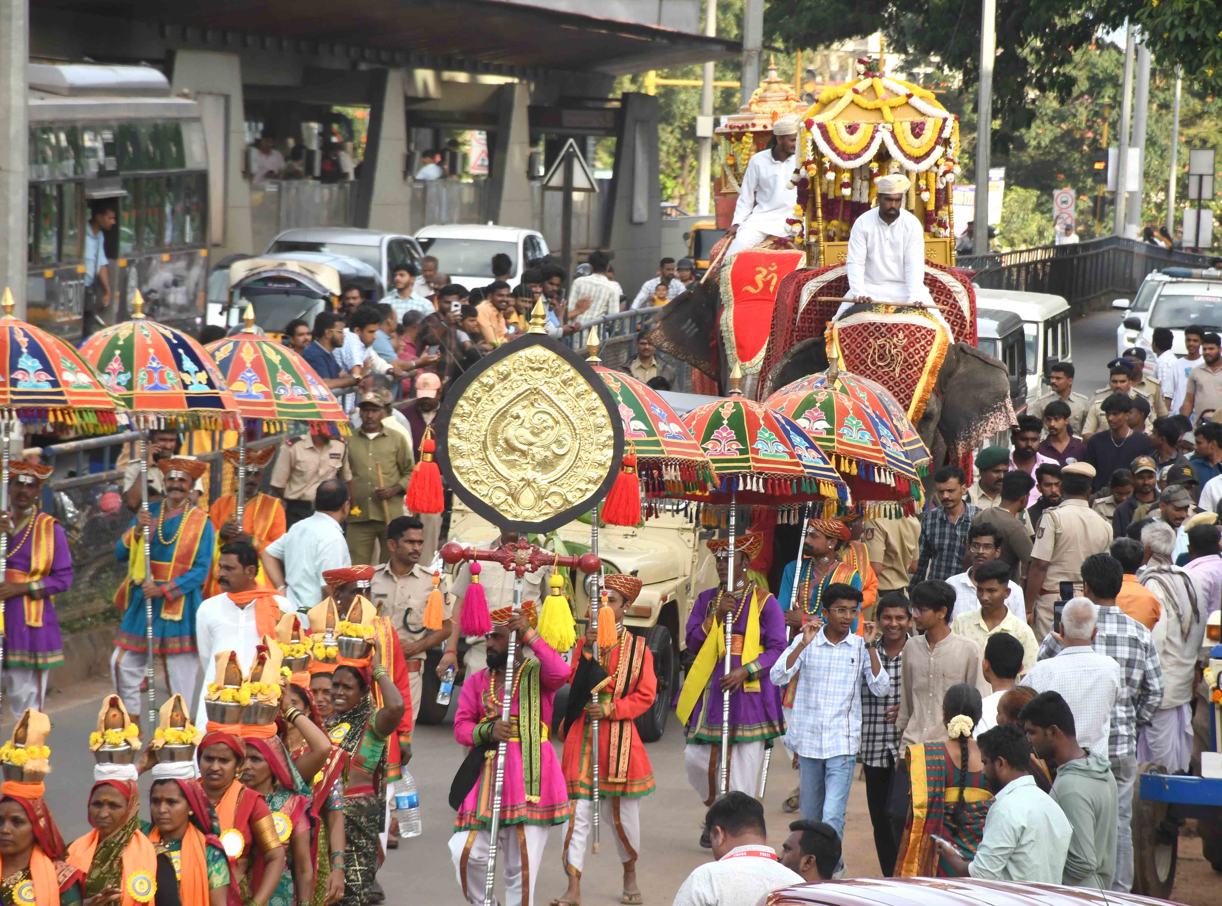 ಧಾರವಾಡದ ದಸರಾ ಜಂಬೂ ಸವಾರಿ ಸಮಿತಿ ವತಿಯಿಂದ ಬುಧವಾರ ನಗರದ ಪ್ರಮುಖ ಬೀದಿಗಳಲ್ಲಿ ಜಂಬೂ ಸವಾರಿ ಮೆರವಣಿಗೆ ನಡೆಯಿತು 