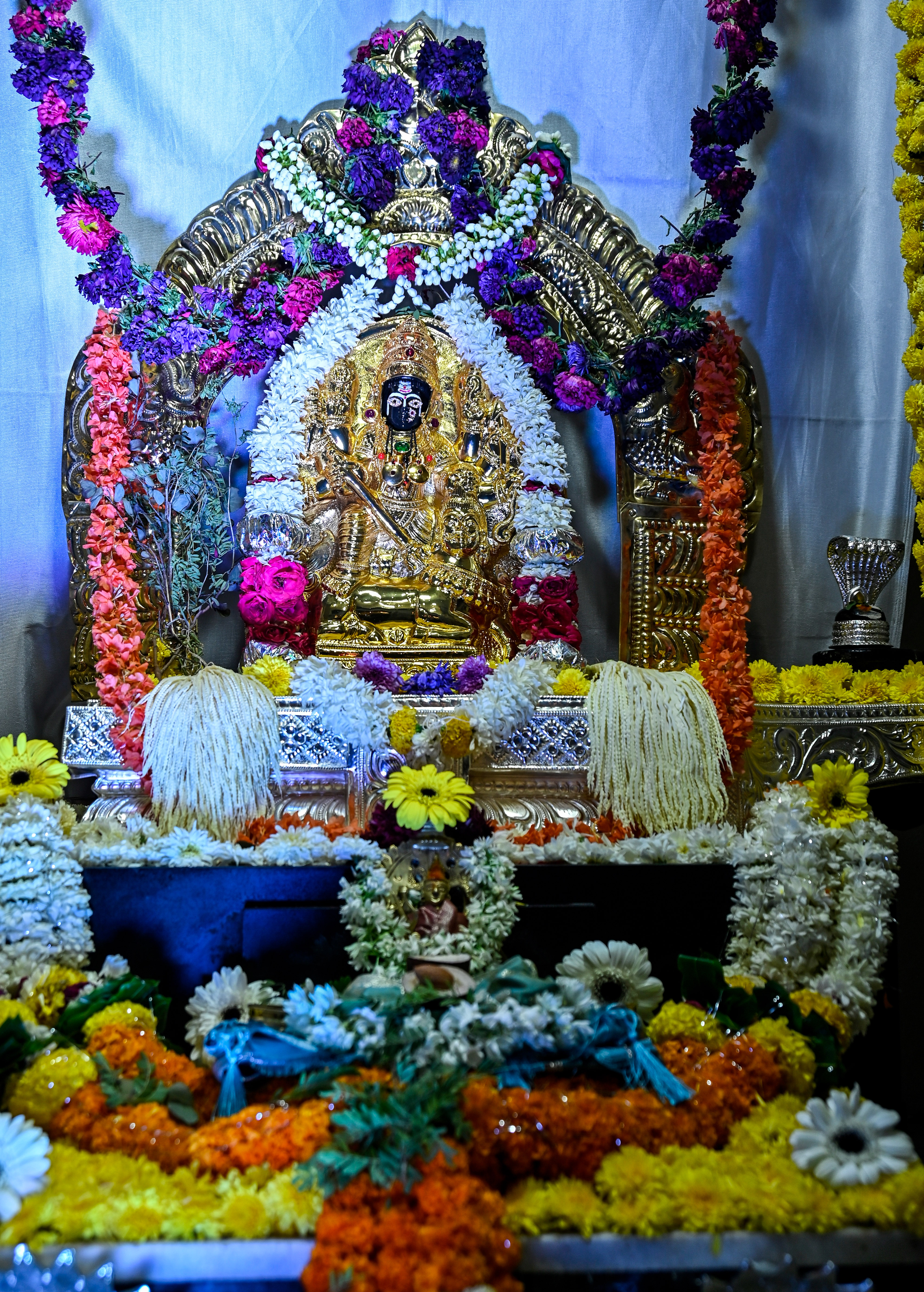 ನವರಾತ್ರಿ ಉತ್ಸವದ ಅಂಗವಾಗಿ ಕಲಬುರಗಿಯ ಹೊಸ ಜೇವರ್ಗಿ ರಸ್ತೆ ಸಿಂದಗಿ ಅಂಬಾಬಾಯಿ ದೇವಸ್ಥಾನದಲ್ಲಿ ಗುರುವಾರ ದೇವಿಗೆ ವಿಶೇಷ ಅಲಂಕಾರ ಮಾಡಲಾಗಿತ್ತು  ಪ್ರಜಾವಾಣಿ ಚಿತ್ರ