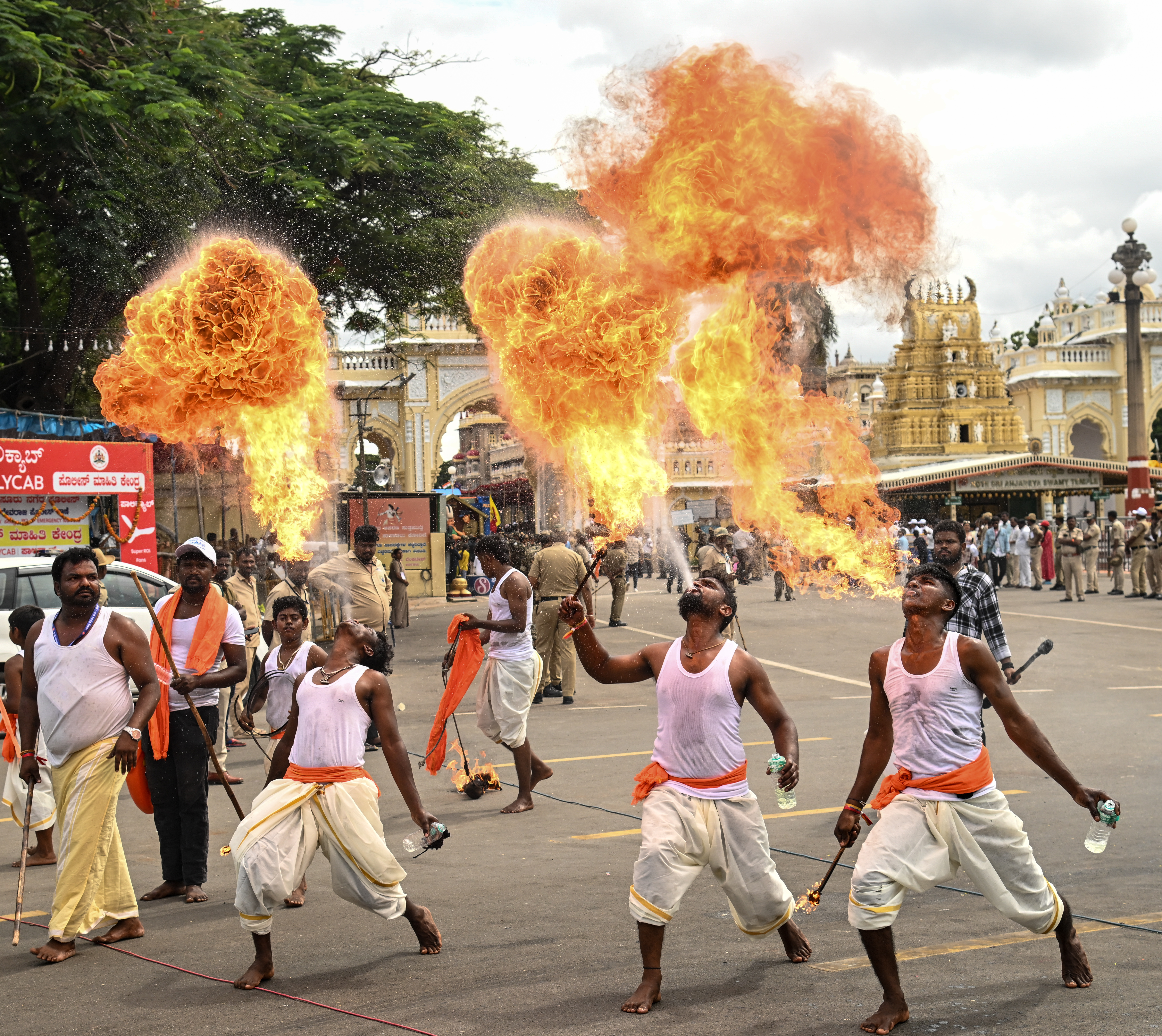 ಜಂಬೂ ಸವಾರಿ ಮೆರವಣಿಗೆಯಲ್ಲಿ ಬೆಂಕಿಯುಗುಳುವ ಸಾಹಸ ಪ್ರದರ್ಶಿಸಿದ ಕಲಾವಿದರು –ಪ್ರಜಾವಾಣಿ ಚಿತ್ರ/ಅನೂಪ್ ರಾಘ.ಟಿ.