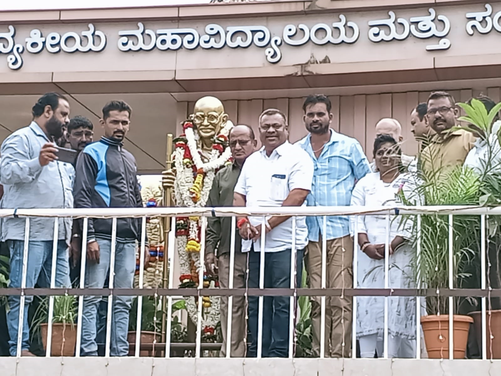 ಹುಬ್ಬಳ್ಳಿಯ ಕೆಎಂಸಿ–ಆರ್‌ಐ ಆಸ್ಪತ್ರೆ ಮುಂಭಾಗದ ಗಾಂಧಿ ಪುತ್ಥಳಿಗೆ ಉತ್ತರ ಕರ್ನಾಟಕ ಆಟೊರಿಕ್ಷಾ ಚಾಲಕರ ಸಂಘ ಹಾಗೂ  ಆಟೊರಿಕ್ಷಾ ಮಾಲೀಕರು–ಚಾಲಕರ ಸಂಘದಿಂದ ನಮನ ಸಲ್ಲಿಸಲಾಯಿತು