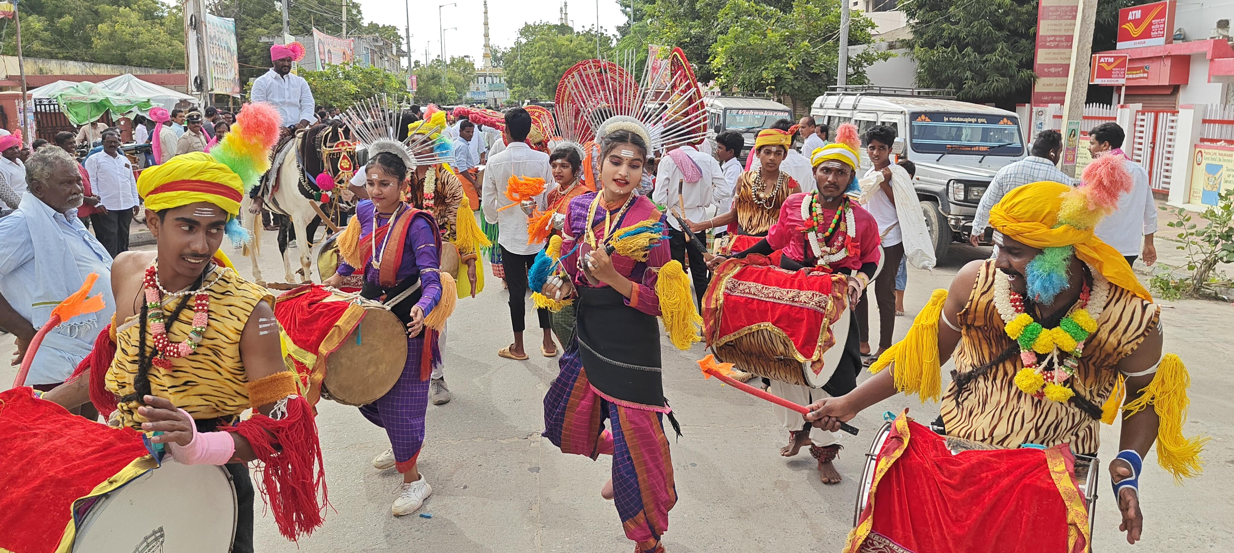 ರಾಯಚೂರು ನಗರದಲ್ಲಿ ಗುರುವಾ ನಡೆದ ದಸರಾ ಉತ್ಸವದ ಮೆರವಣಿಗೆಯಲ್ಲಿ ಗಮನ ಸೆಳೆದ ಕಲಾ ತಂಡ