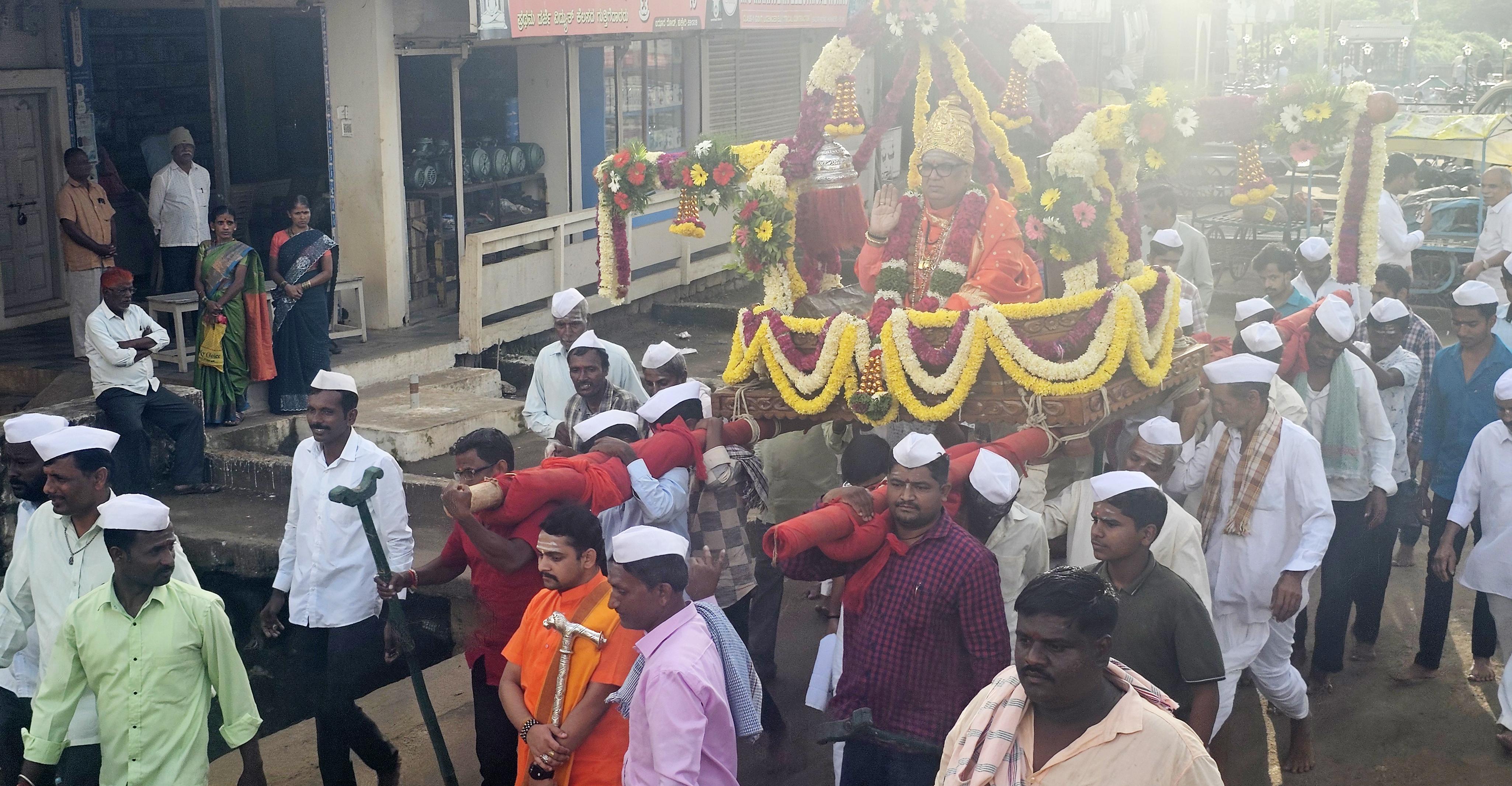 ಹುಕ್ಕೇರಿ ಹಿರೇಮಠದ ದಸರಾ ಉತ್ಸವ ಅಂಗವಾಗಿ ಗುರುವಾರ ಚಂದ್ರಶೇಖರ ಸ್ವಾಮೀಜಿಯವರ ಅಡ್ಡಪಲ್ಲಕ್ಕಿ ಉತ್ಸವ ಜರುಗಿತು