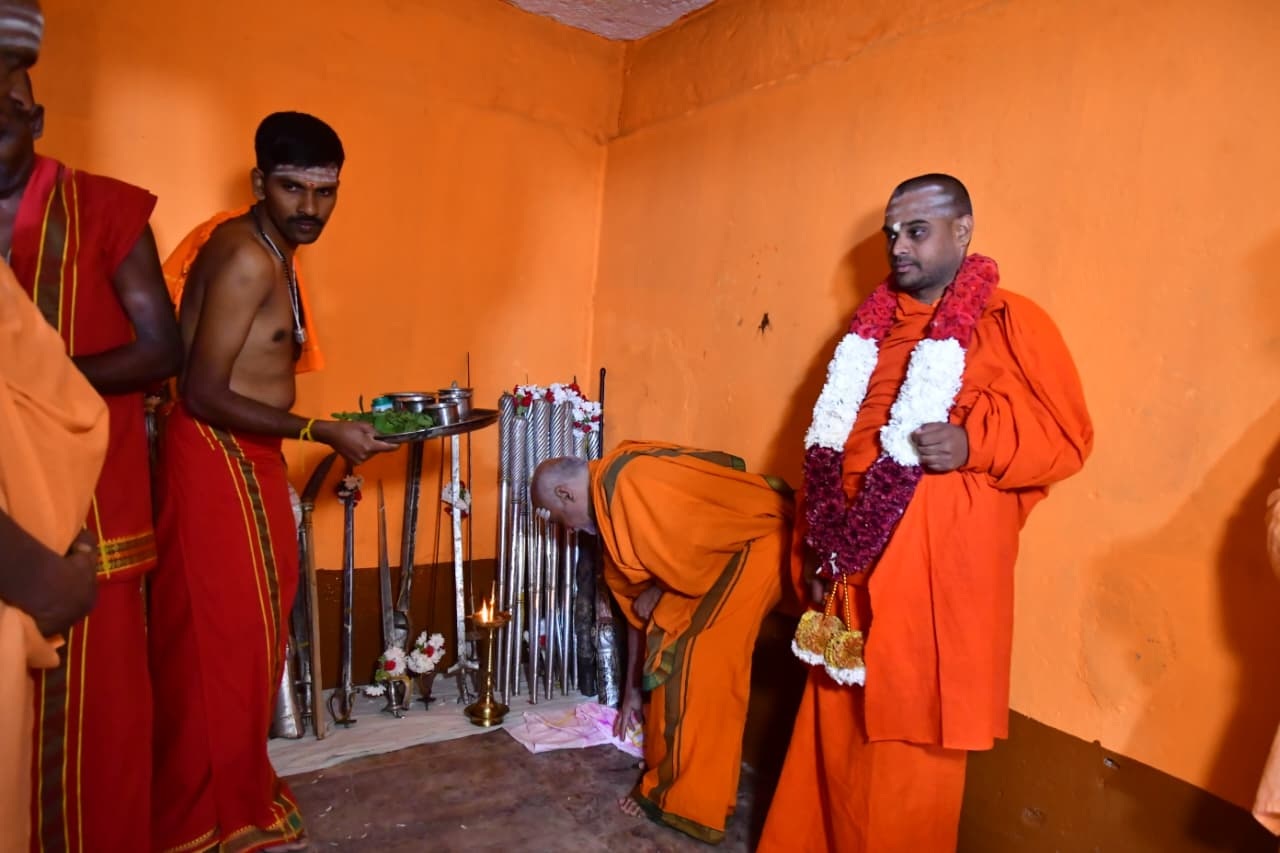 ಮಲೆ ಮಹದೇಶ್ವರನ ಕ್ಷೇತ್ರದಲ್ಲಿ ಸಾಲೂರು ಬೃಹನ್ಮಠದ ಶಾಂತ ಮಲ್ಲಿಕಾರ್ಜುನ ಸ್ವಾಮೀಜಿ ಸಮ್ಮುಖದಲ್ಲಿ ಆಯುಧ ಪೂಜೆ ನೆರವೇರಿತು