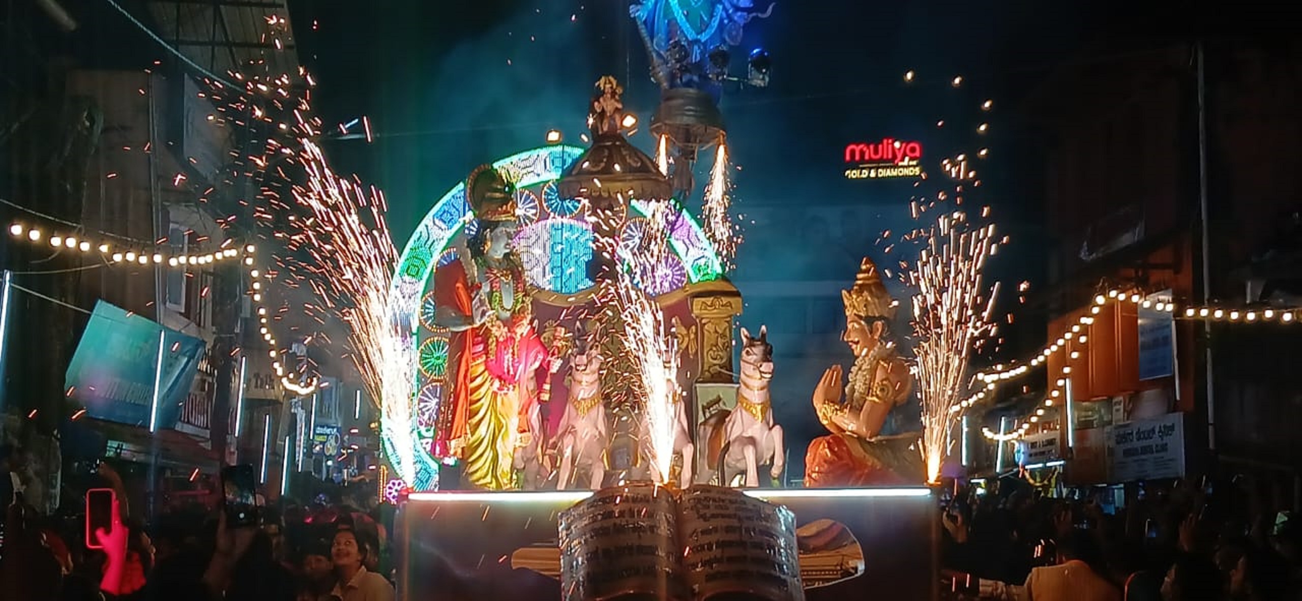 ಮಡಿಕೇರಿಯಲ್ಲಿ ಗುರುವಾರ ರಾತ್ರಿ ನಡೆದ ‘ಬೆಳಕಿನ ದಸರೆ’ಯಲ್ಲಿ ಪೇಟೆ ಶ್ರೀರಾಮಮಂದಿರವು ‘ಕೃಷ್ಣನಿಂದ ಗೀತೋಪದೇಶ’ ಕಥಾವಸ್ತುವ‌ನ್ನು ಪ್ರದರ್ಶಿಸಿ ಗಮನ ಸೆಳೆಯಿತು   ಪ್ರಜಾವಾಣಿ ಚಿತ್ರ/ರಂಗಸ್ವಾಮಿ