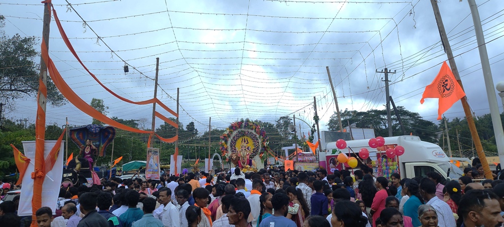 ಬಾಳೆಹೊನ್ನೂರಿನ ದುರ್ಗಾದೇವಿ ನವರಾತ್ರಿ ಪೂಜಾ ಸಮಿತಿ ಆಯೋಜಿಸಿದ್ದ ದುರ್ಗಾದೇವಿ ಮಹೋತ್ಸವದ ಜಲಸ್ತಂಭನಾ ಮೆರವಣಿಗೆ ನಡೆಯಿತು
