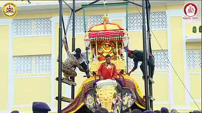 750 ಕೆ.ಜಿ.ಯ ಚಿನ್ನದ ಅಂಬಾರಿಯನ್ನು ಅಭಿಮನ್ಯು ಮೇಲೆ ಕಟ್ಟುತ್ತಿರುವುದು