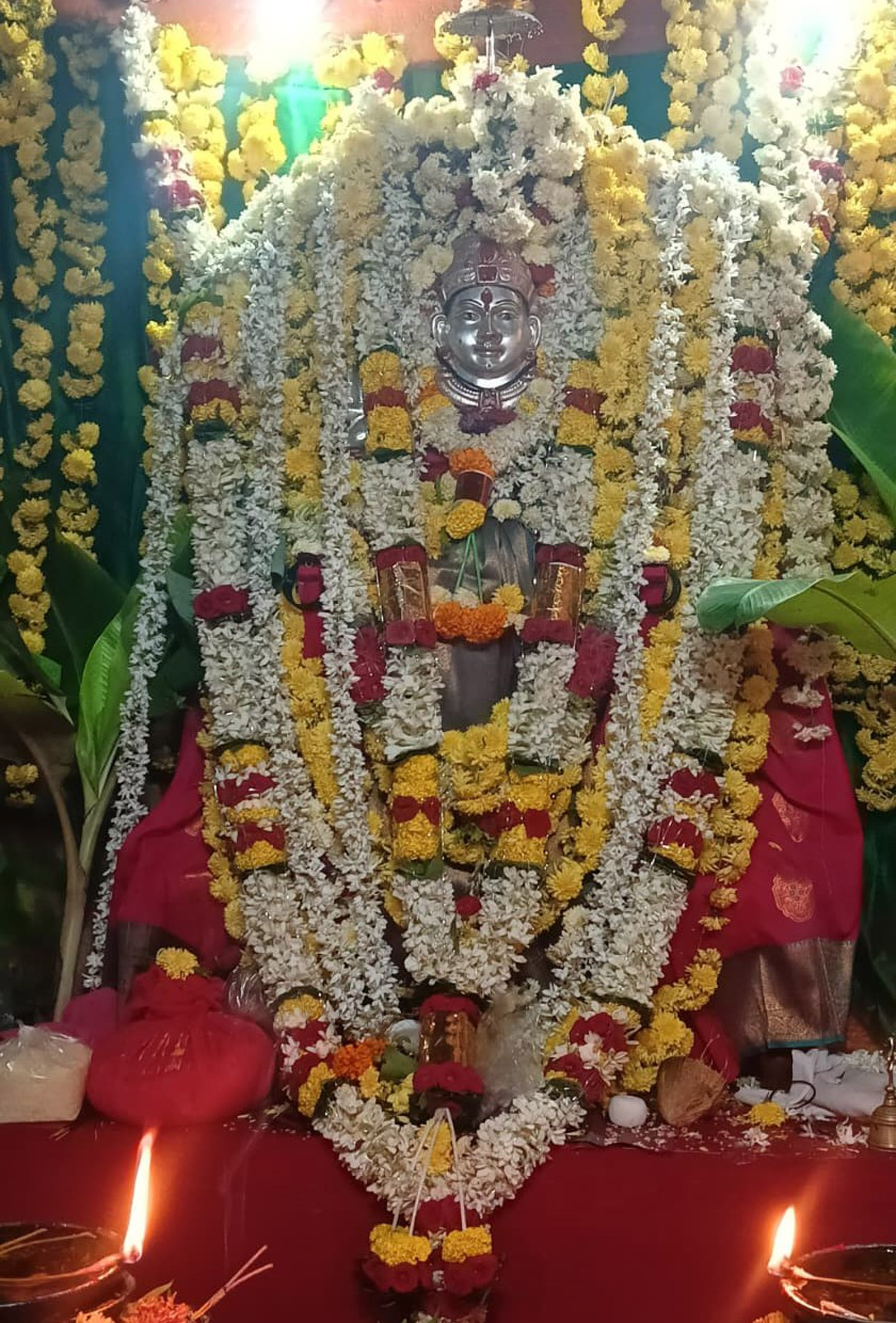 ಹರಪನಹಳ್ಳಿ ತಾಲ್ಲೂಕು ಹುಲಿಕಟ್ಟೆ ಗ್ರಾಮದಲ್ಲಿ ಗುಳೇದ ಲಕ್ಕಮ್ಮ ದೇವಿಗೆ ಅಲಂಕಾರ ಮಾಡಿರುವುದು