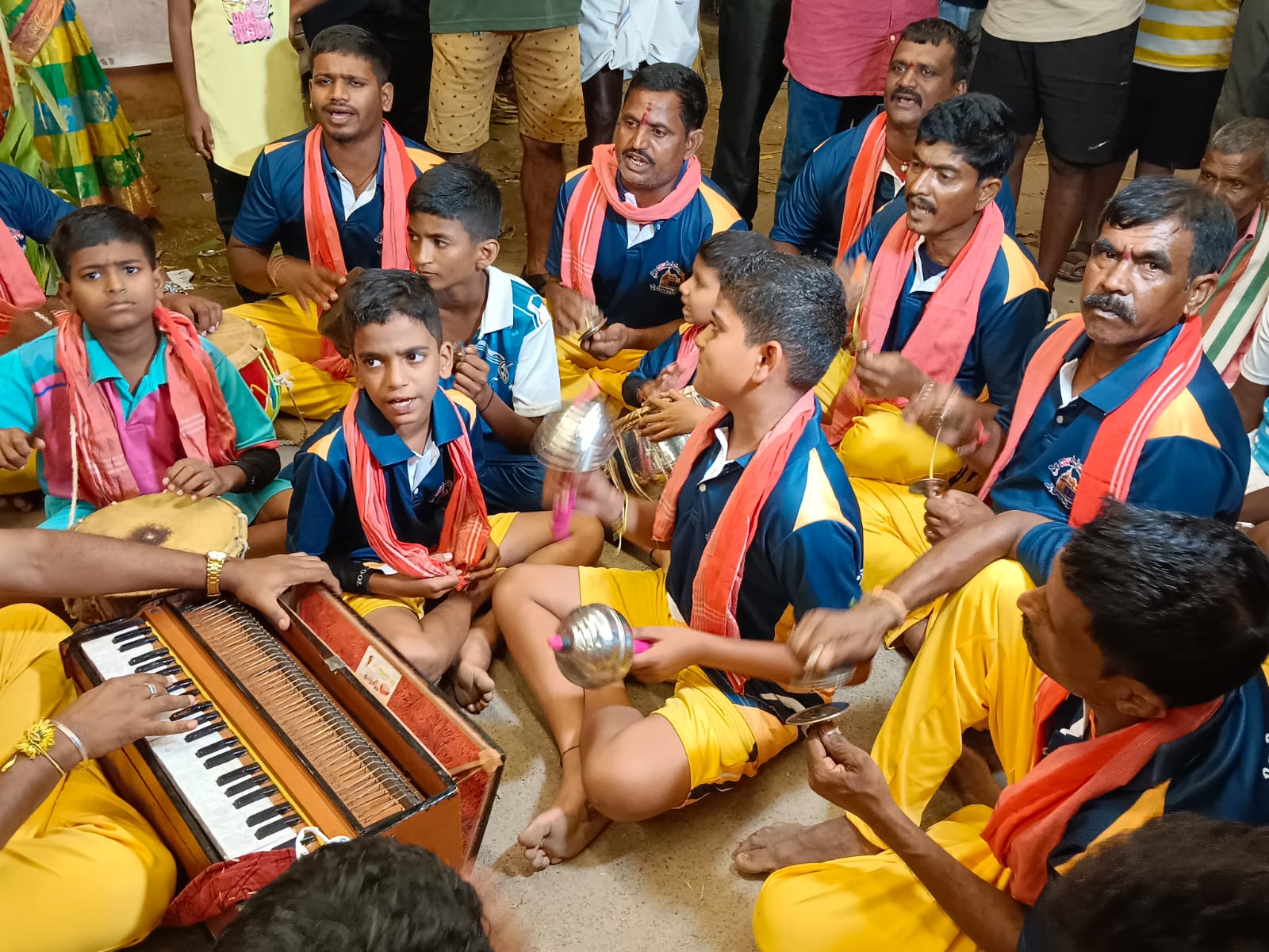 ಹೊಸಪೇಟೆಯ ಕೇರಿಯೊಂದರಲ್ಲಿ ರಾತ್ರಿಯಿಡೀ ಭಜನೆ ನಡೆಯಿತು