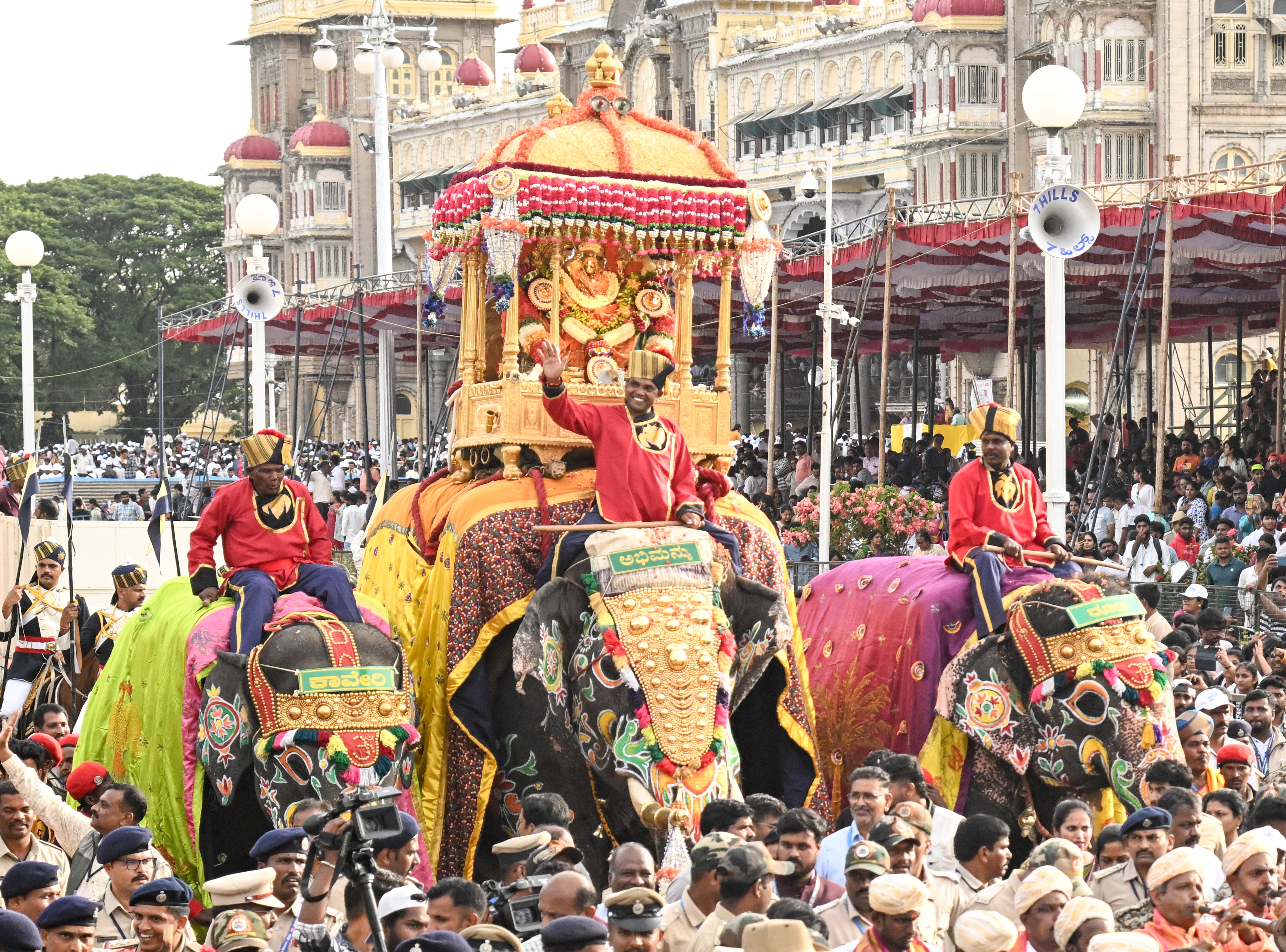 ಮೈಸೂರು ದಸರಾ ಪ್ರಯುಕ್ತ ಗುರುವಾರ ನಡೆದ ಜಂಬೂಸವಾರಿ ಮೆರವಣಿಗೆಯಲ್ಲಿ ಅಂಬಾರಿ ಹೊತ್ತ ಅಭಿಮನ್ಯುವು ಕುಮ್ಕಿ ಆನೆಗಳಾದ ಕಾವೇರಿ ಹಾಗೂ ರೂಪಾ ಜೊತೆ ಸಾಗಿತು. ಪ್ರಜಾವಾಣಿ ಚಿತ್ರ : ಅನೂಪ್ ರಾಘ. ಟಿ.