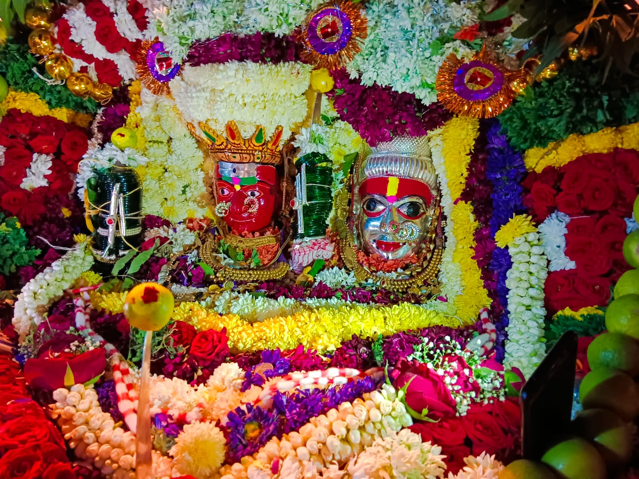 ಹೊಸಪೇಟೆಯ ಕೇರಿಯೊಂದರಲ್ಲಿ ದೇವಿಗೆ ವಿಶೇ ಅಲಂಕಾರ ಮಾಡಲಾಗಿತ್ತು