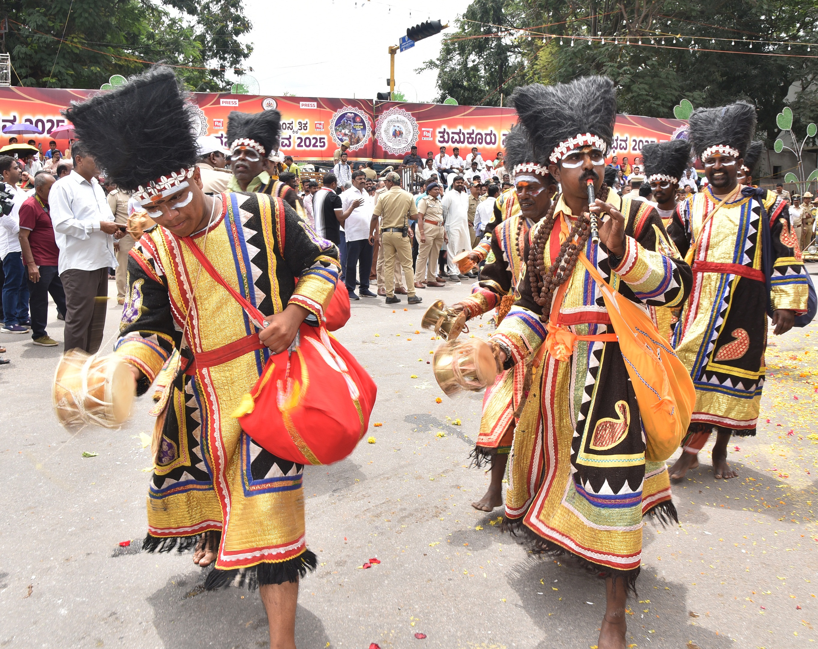 ಮೆರವಣಿಗೆಯಲ್ಲಿ ಗೊರವರ ಕುಣಿತ