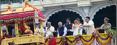 ಅಂಬಾರಿಯಲ್ಲಿರುವ ಚಾಮುಂಡೇಶ್ವರಿ ಉತ್ಸವ ಮೂರ್ತಿಗೆ ಮುಖ್ಯಮಂತ್ರಿ ಸಿದ್ದರಾಮಯ್ಯ ಪುಷ್ಪನಮನ ಸಲ್ಲಿಸಿದರು. ಡಿಸಿಎಂ ಡಿ.ಕೆ.ಶಿವಕುಮಾರ್‌, ಸಚಿವರಾದ ಡಾ.ಎಚ್‌.ಸಿ.ಮಹದೇವಪ್ಪ, ಶಿವರಾಜ ತಂಗಡಗಿ, ಮೈಸೂರು ರಾಜವಂಶಸ್ಥ, ಸಂಸದ ಯದುವೀರ ಕೃಷ್ಣದತ್ತ ಚಾಮರಾಜ ಒಡೆಯರ್ ಮತ್ತಿತರರು ಇದ್ದರು.