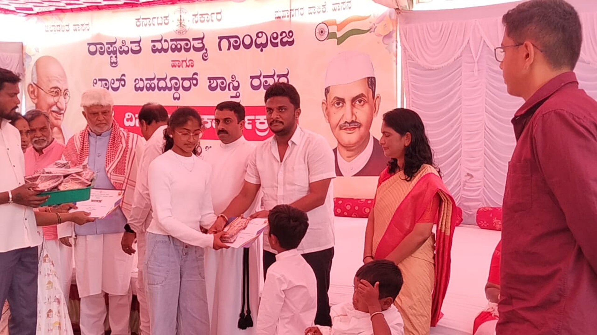 ವಿವಿಧ ಸ್ಪರ್ಧಾ ವಿಜೇತರಿಗೆ ಹಾಸನದ ಗಾಂಧಿ ಭವನದಲ್ಲಿ ಗುರುವಾರ ಸಂಸದ ಶ್ರೇಯಸ್ ಪಟೇಲ್‌ ಬಹುಮಾನ ವಿತರಿಸಿದರು. 