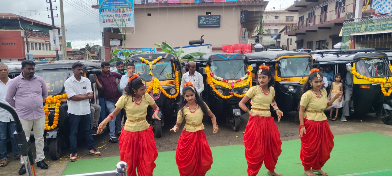 ಸುಂಟಿಕೊಪ್ಪ ಆಟೋ ಚಾಲಕರ ಮತ್ತು ಮಾಲೀಕರ ಸಂಘದ ವತಿಯಿಂದ ನಡೆದ ಪೂಜಾ ಕಾರ್ಯಕ್ರಮದ ಅಂಗವಾಗಿ ಸ್ಥಳೀಯ ಸ್ವಸ್ಥ ವಿಶೇಷ ಮಕ್ಕಳಿಂದ ನೃತ್ಯ ಪ್ರದರ್ಶನ ನಡೆಯಿತು