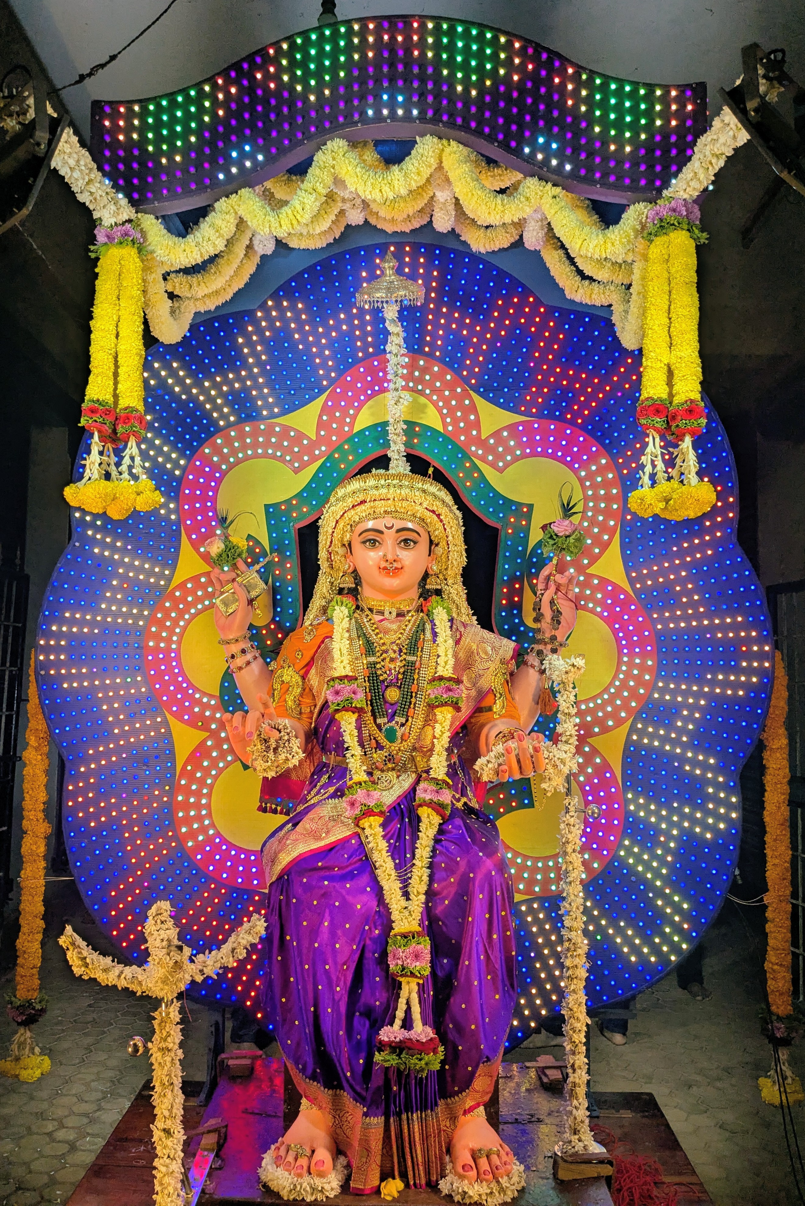 ಮಂಗಳೂರಿನ ಗೊಲ್ಲರಕೇರಿ ಸಾರ್ವಜನಿಕ ಶ್ರೀ ಶಾರದಾ ಮಹೋತ್ಸವ ಸಮಿತಿ ಪೂಜಿಸಿದ ಸರ್ವಾಲಂಕೃತೆ ಶ್ರೀ ಶಾರದಾ ಮಾತೆ ಗುರುವಾರ ನಡೆದ  ಶೋಭಾಯಾತ್ರೆಯಲ್ಲಿ ಕಂಗೊಳಿಸಿದ ರೀತಿ