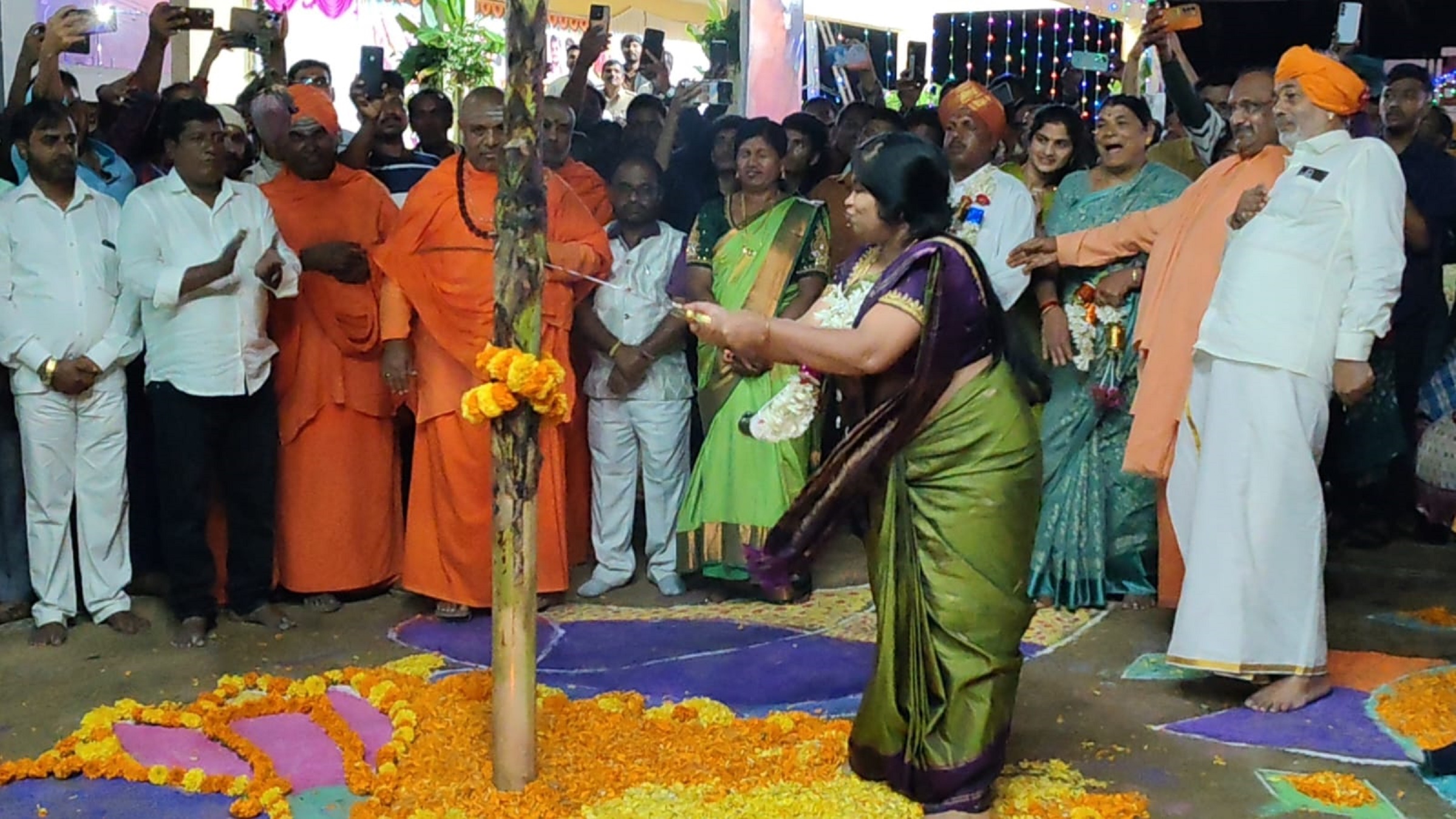 ಅರಕಲಗೂಡು ದಸರಾ ಕಾರ್ಯಕ್ರಮದಲ್ಲಿ ತಹಶೀಲ್ದಾರ್ ಕೆ.ಸಿ. ಸೌಮ್ಯ ಕದಳಿ ಛೇದನ ನಡೆಸಿದರು