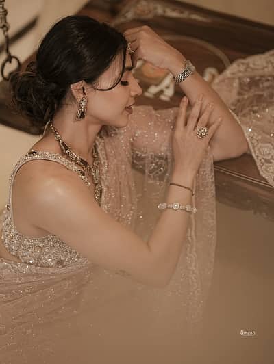 ಸೀರೆಗೆ ಹೊಂದಿಕೆಯಾಗುವಂತೆ ನೆಕ್ಲೆಸ್, ಓಲೆ ಧರಿಸಿ ಮಿಂಚಿದ್ದಾರೆ.