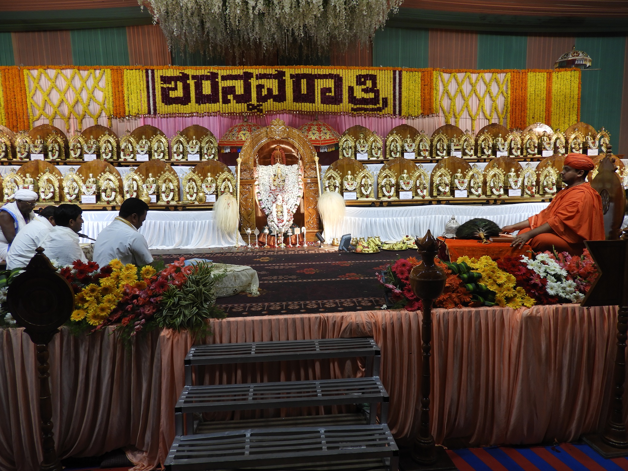 ಶ್ರವಣಬೆಳಗೊಳದ ಚಾವುಂಡರಾಯ ಸಭಾ ಮಂಟಪದಲ್ಲಿ ಪ್ರತಿಷ್ಠಾಪಿಸಿದ್ದ ಚವ್ವೀಸ ತೀರ್ಥಂಕರರ ಸನ್ನಿಧಿಯಲ್ಲಿ ಜಿನವಾಣಿ ಸರಸ್ವತಿ ದೇವಿ ಕಂಗೊಳಿಸುತ್ತಿರುವುದು.