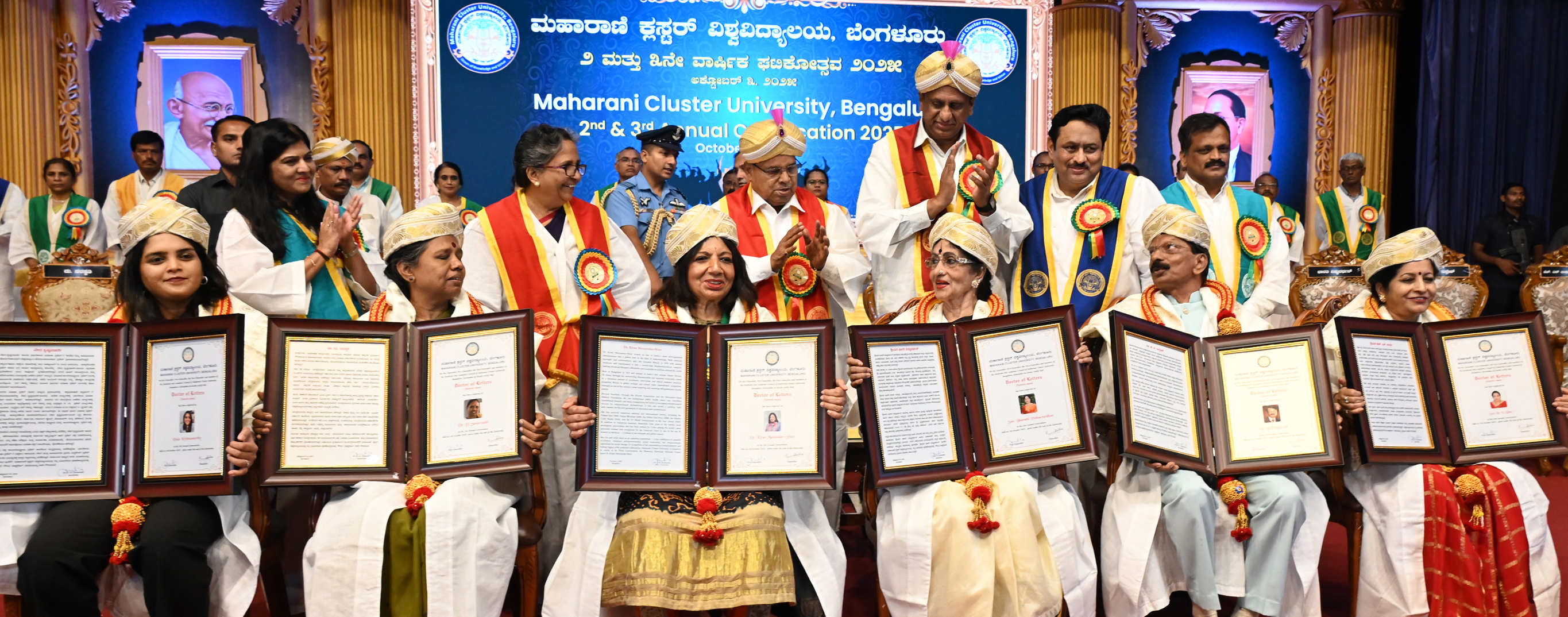 ಮಹಾರಾಣಿ ಕ್ಲಸ್ಟರ್ ವಿಶ್ವವಿದ್ಯಾಲಯದ ಘಟಿಕೋತ್ಸವದಲ್ಲಿ ಅಂತರರಾಷ್ಟ್ರೀಯ ಮಹಿಳಾ ಕ್ರಿಕೆಟ್ ಆಟಗಾರ್ತಿ ವೇದ ಕೃಷ್ಣಮೂರ್ತಿ ಲೇಖಕಿ ದು.ಸರಸ್ವತಿ  ಬಯೋಕಾನ್ ಮುಖ್ಯಸ್ಥೆ ಕಿರಣ್ ಮಜುಂದಾರ್ ಷಾ ನಟಿ ಭಾರತಿ ವಿಷ್ಣುವರ್ಧನ್  ಹೋಮಿಯೋಪಥಿ ವೈದ್ಯ ಡಾ.ಬಿ.ಟಿ.ರುದ್ರೇಶ್ ಶಿಕ್ಷಣ ತಜ್ಞೆ ಎಚ್.ಎನ್.ಉಷಾ ಅವರಿಗೆ ಗೌರವ ಡಾಕ್ಟರೇಟ್ ಪ್ರದಾನ ಮಾಡಲಾಯಿತು.